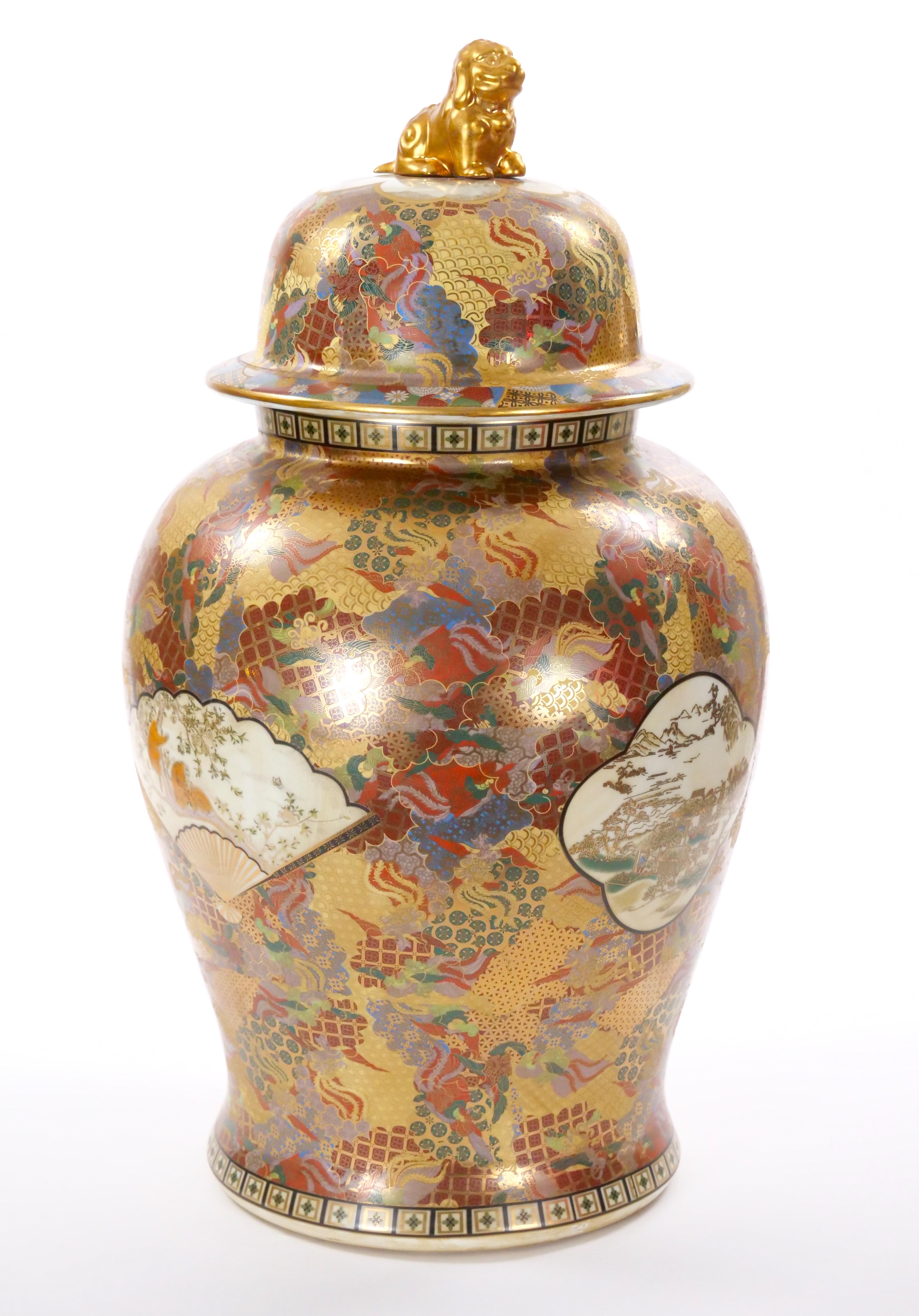 Gran urna decorada a mano Meiji Satsuma cubierta con perro Foo en venta 1