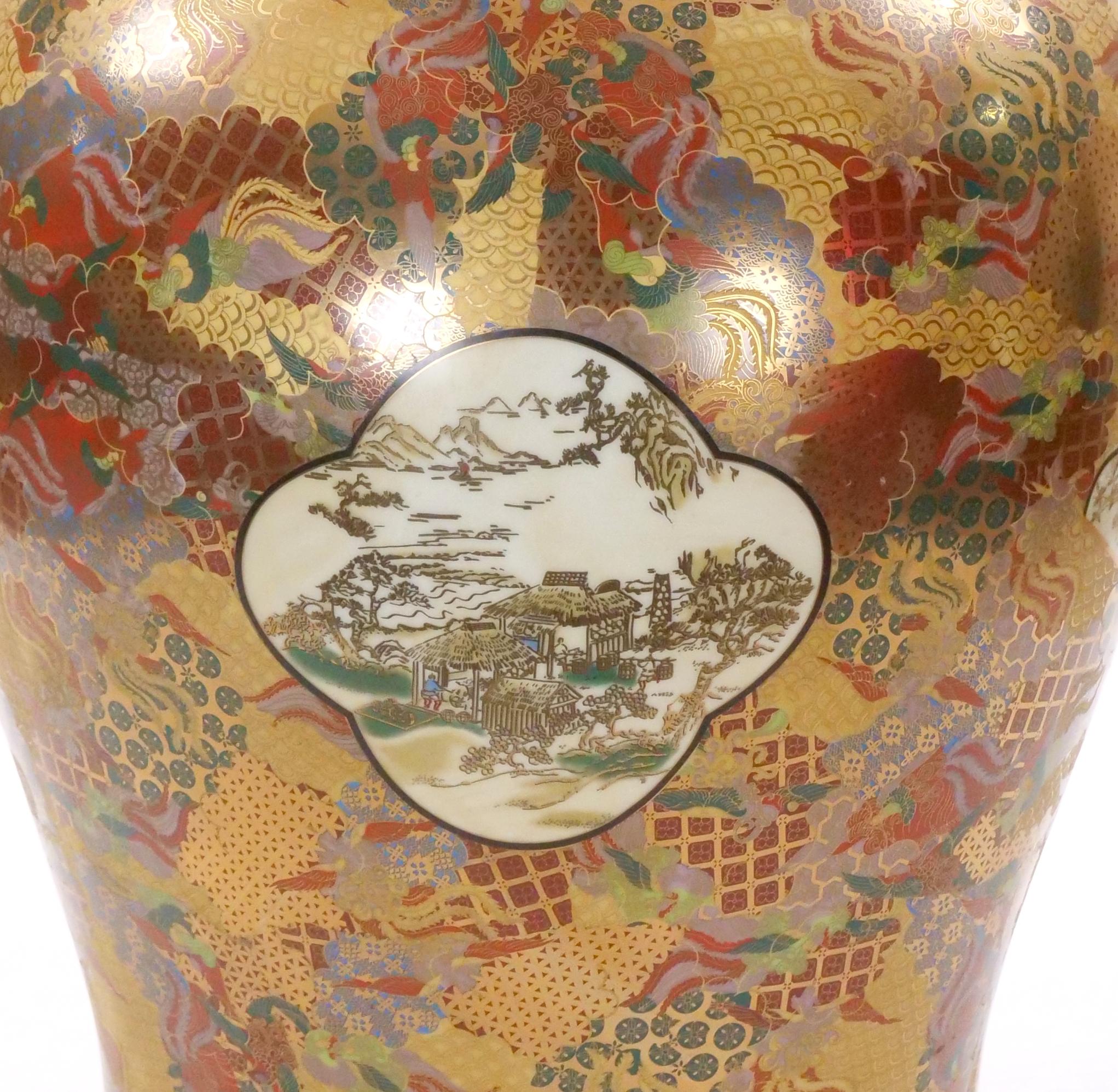 Gran urna decorada a mano Meiji Satsuma cubierta con perro Foo en venta 2