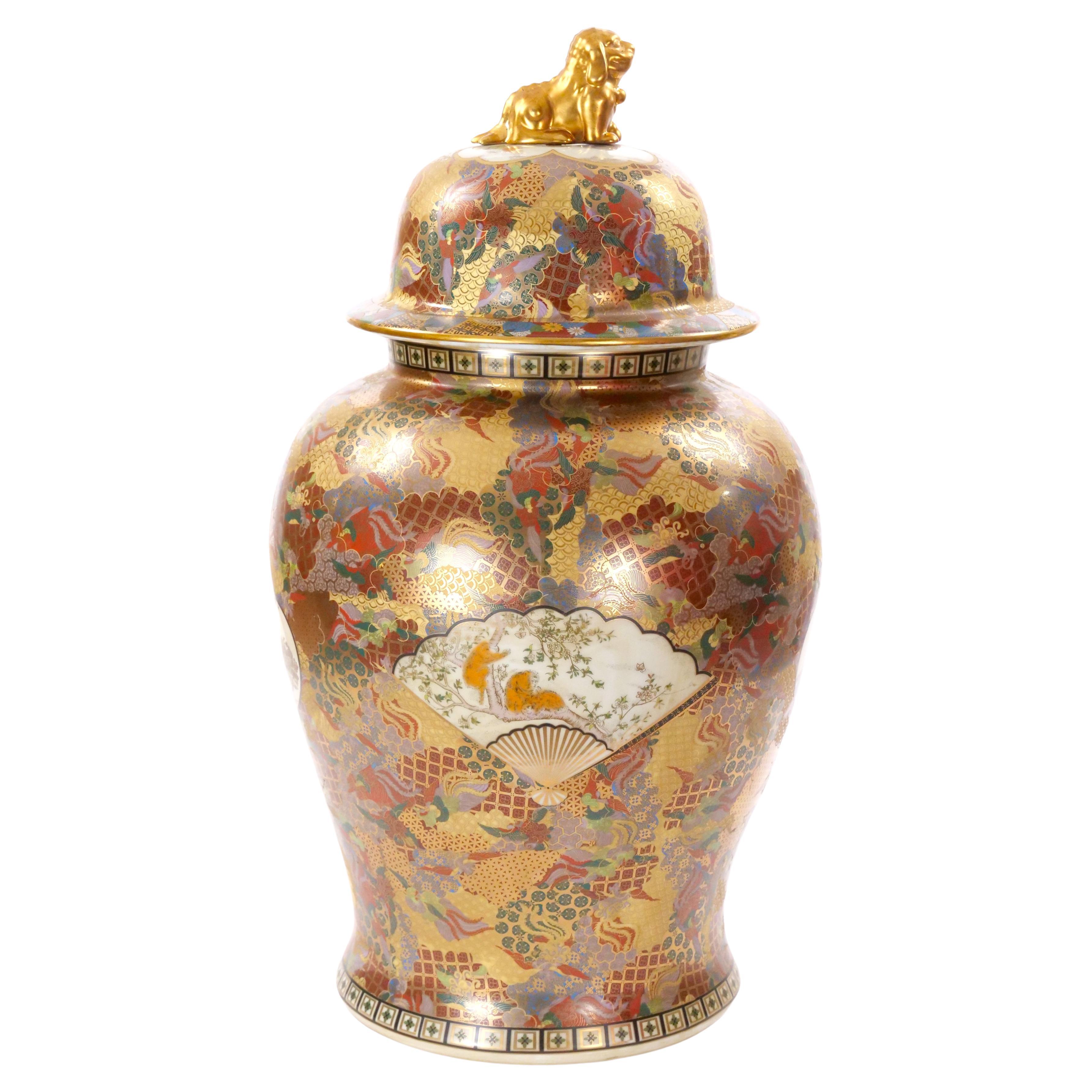 Gran urna decorada a mano Meiji Satsuma cubierta con perro Foo