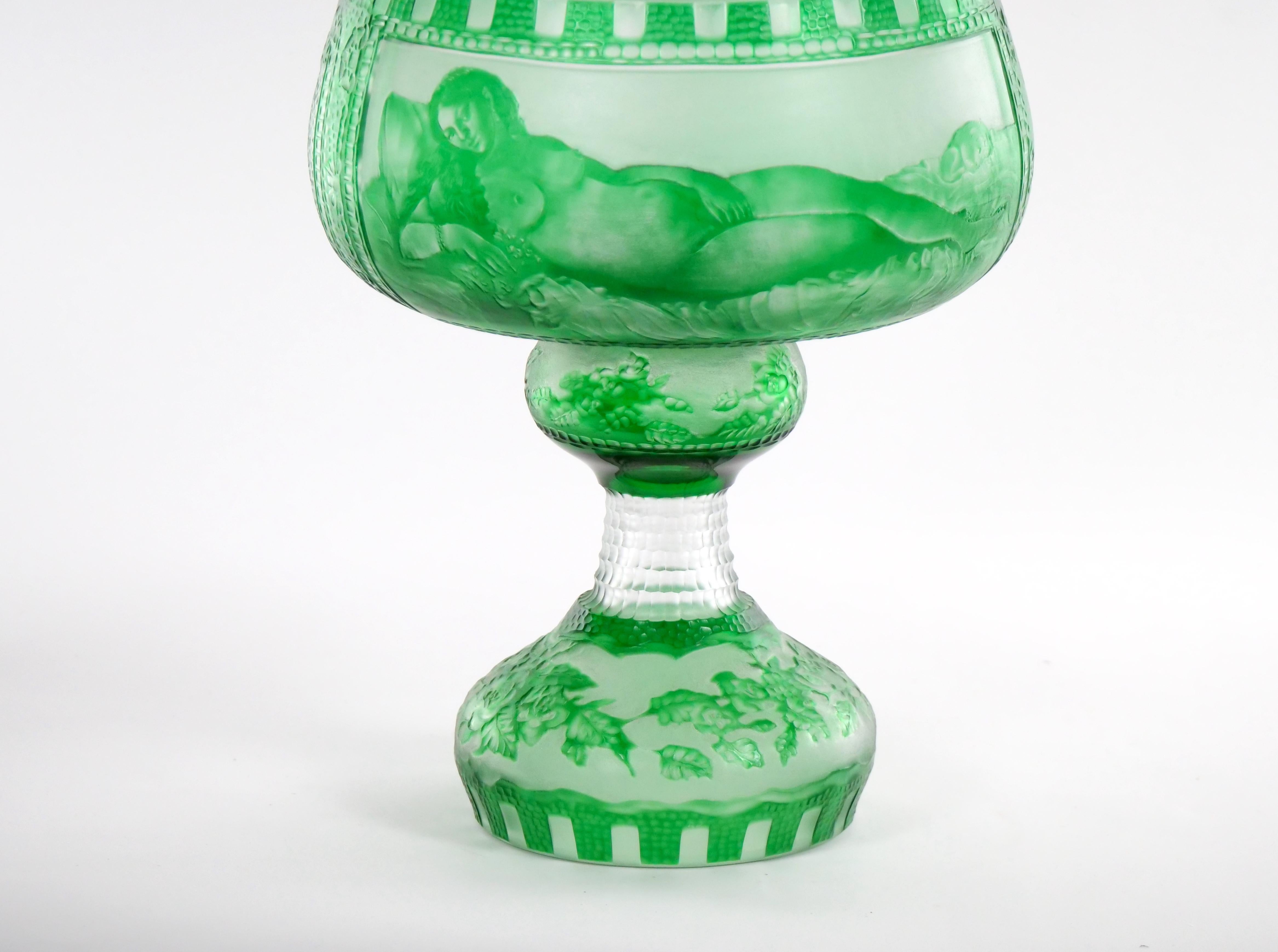 Grande coupe à pied en verre d'art vénitien du milieu du 19e siècle, gravée et décorée à la main. Le bol est décoré de différents détails gravés de chaque côté et repose sur un pied de forme ronde. Le centre de table n'a pas de fissures, d'éclats ou