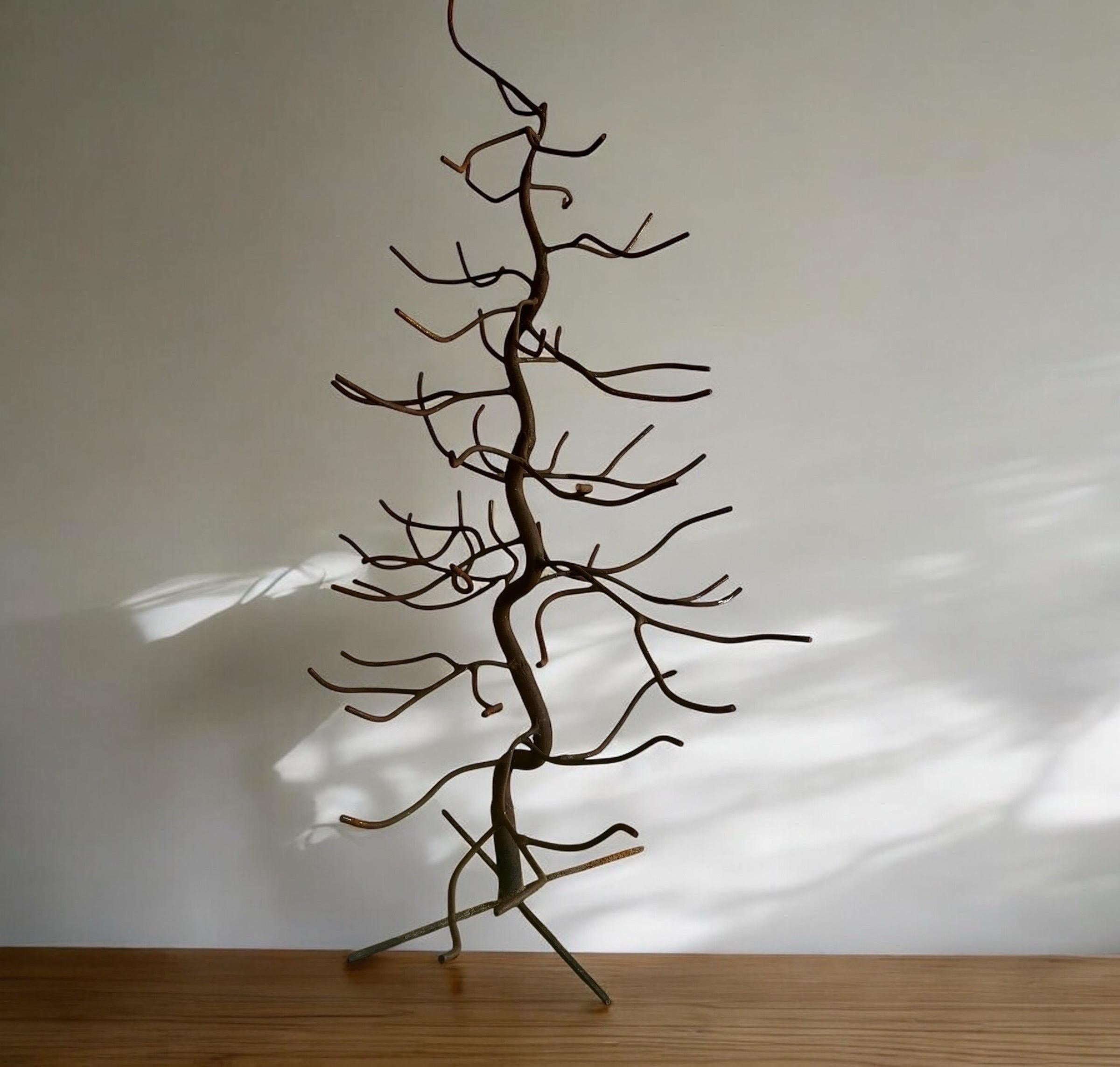 Fatto a mano Grande scultura di albero da giardino in ferro forgiato a mano in vendita