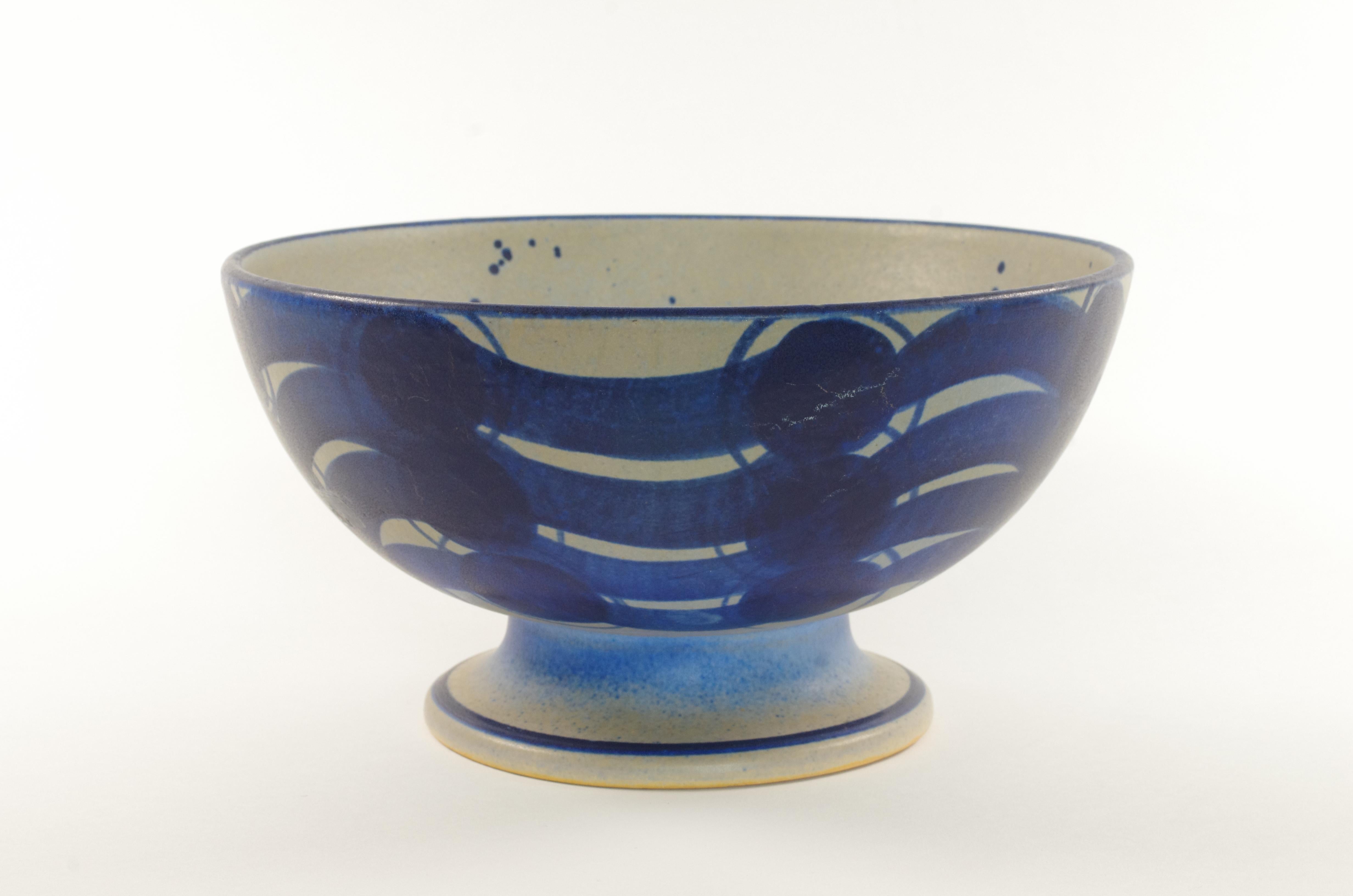 Grande ciotola smaltata a mano di Lisa Larson per Gustavsberg, K.K., Svezia, 1982-1984 circa.

Una straordinaria ciotola con piedistallo in terracotta disegnata da Lisa Larson e prodotta presso il K-Studion (Keramisk Studio) di Gustavsberg