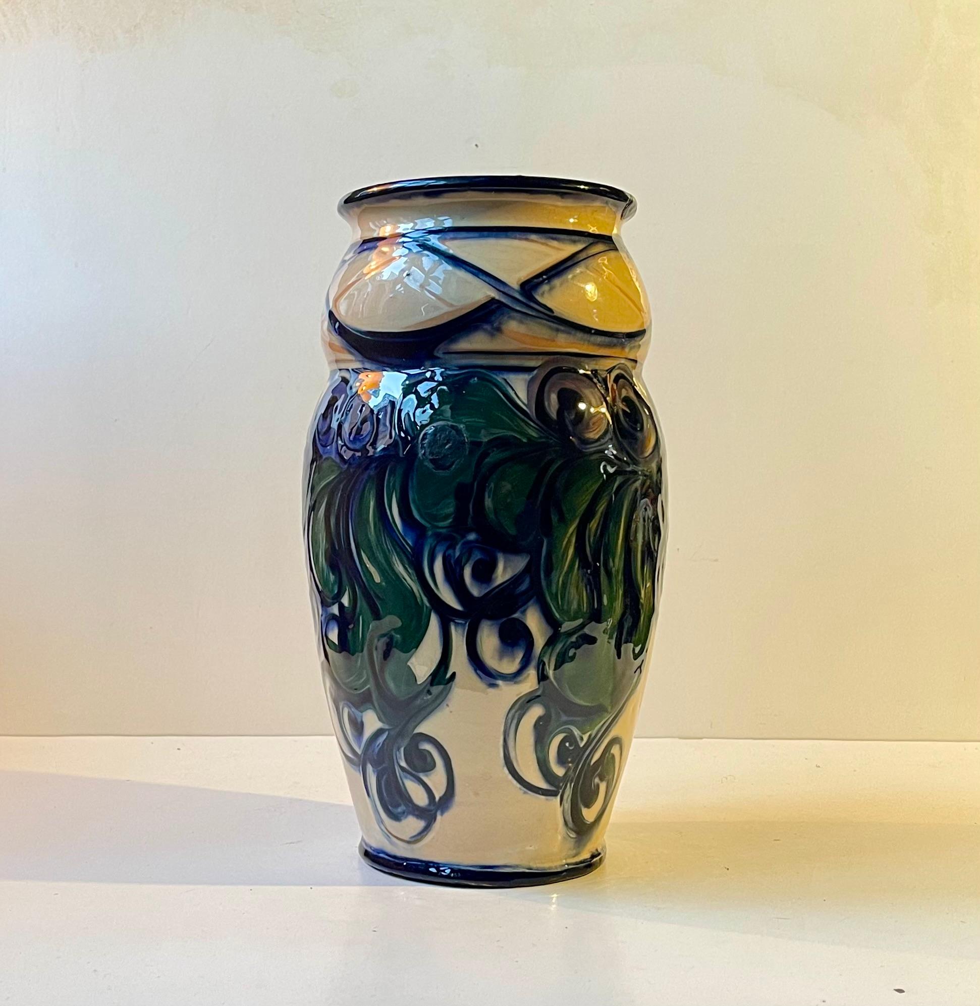 Un vaso danese 'Jugend' - art nouveau. . Le decorazioni floreali di questo vaso sono state ottenute utilizzando uno smalto a base di corna di mucca e piume. Danico a Horsens, in Danimarca, è stata fondata da ex designer dello Studio Herman August