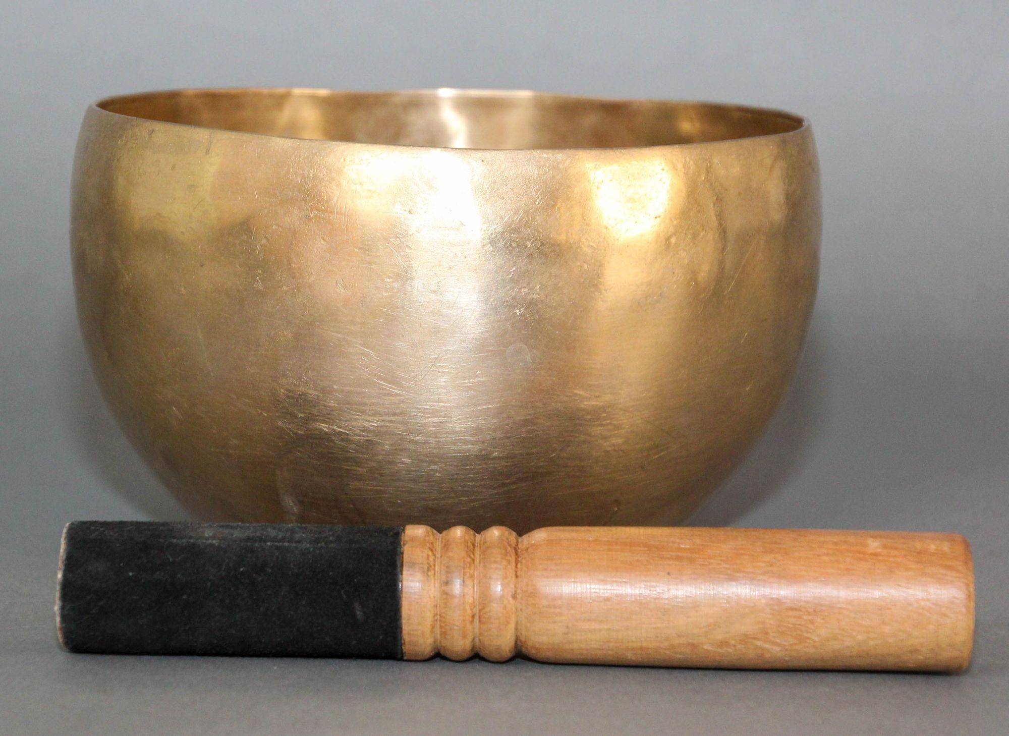 Large Hand-Hammered Brass Singing Bowl.
Large hand-hammered Tibetan bronze bowl are used in some Buddhist religious practices to accompany periods of meditation and chanting.
They have become popular with music therapists, sound healers and yoga