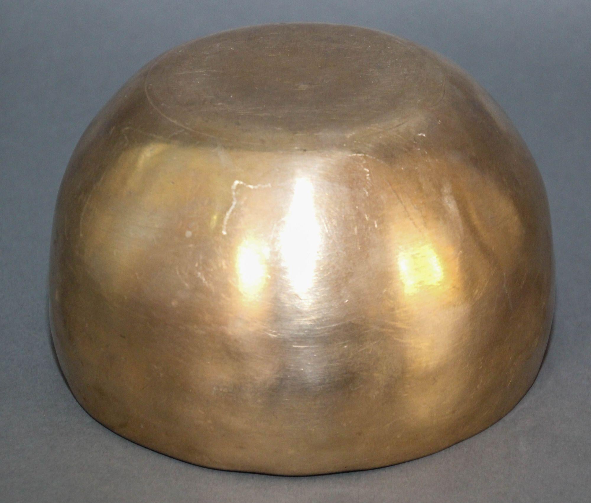 Large Hand-Hammered Brass Singing Bowl Nepal 1950s In Good Condition For Sale In North Hollywood, CA