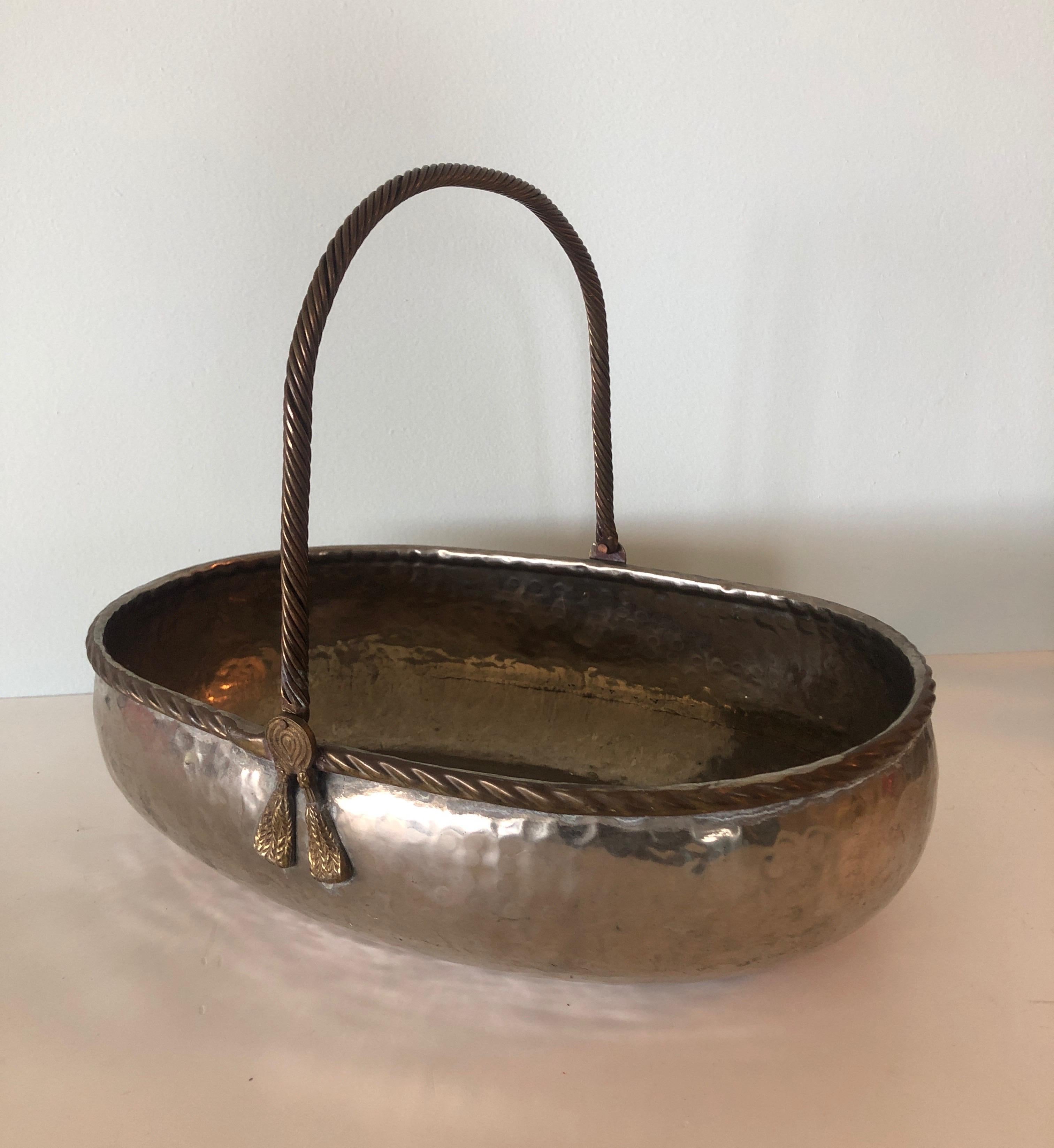 Large hand-hammered silver and brass Indian metal decorative basket
Some discoloration in the inside of the basket.
Size: 16 x 10 x 4.75 