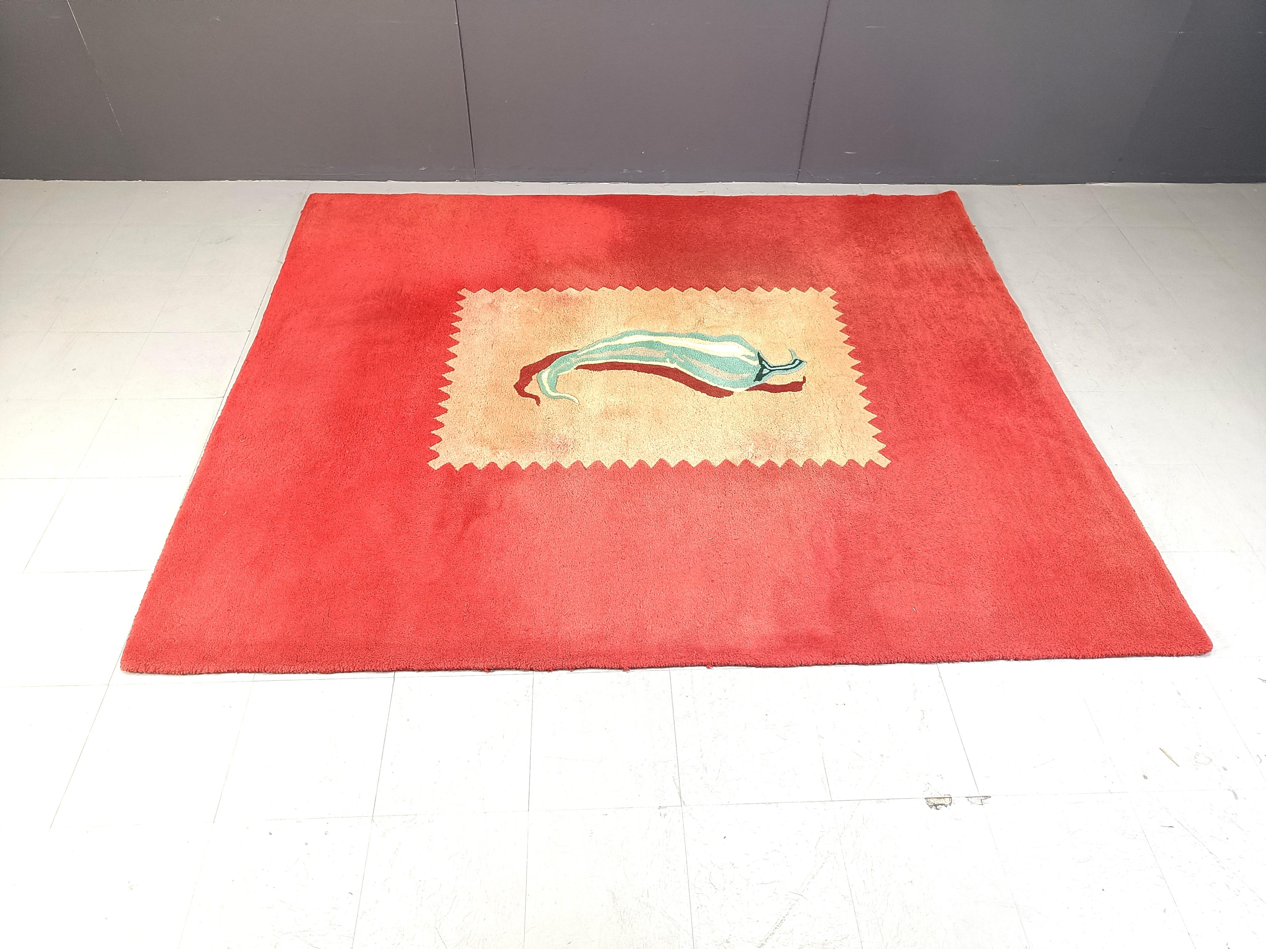 Grande tappeto annodato a mano in lana rossa che raffigura un peperone verde. 

Un bel tappeto decorativo.

Buono stato

Anni '90 - Belgio

Dimensioni: 
Lunghezza: 250 cm
Profondità: 200 cm

Rif.: 983141

*Le immagini fanno parte della descrizione 