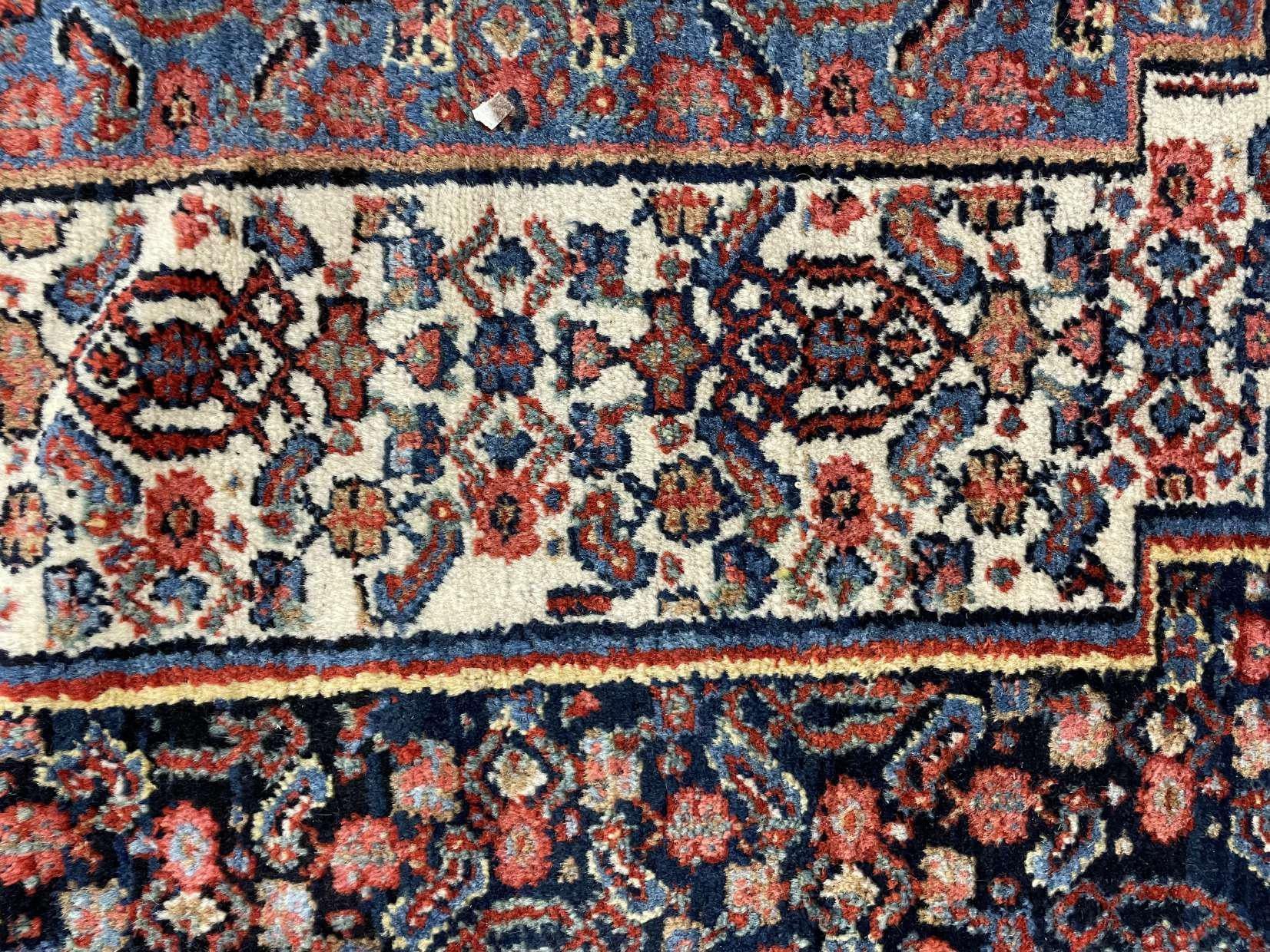 Großer handgeknüpfter kurdischer Bidjar-Teppich, Westasien, 306x405 cm, Wolle & Baumwolle

Beschreibung:
Dieser prächtige, handgeknüpfte kurdische Bidjar-Teppich aus Westasien ist ein außergewöhnliches Stück, das die anhaltende Kunstfertigkeit der