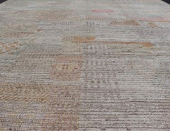 Grand tapis tribal noué à la main en blanc cassé avec un peu de couleurs joyeuses