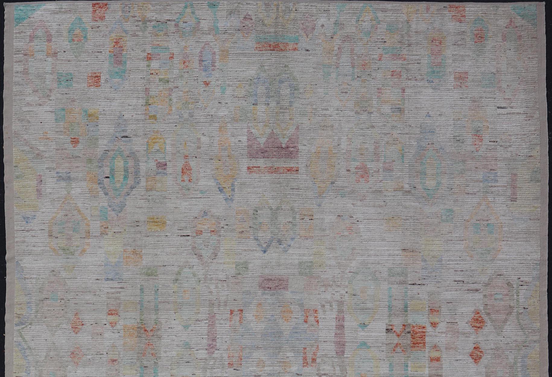 Large Hand Knotted Tribal Design Rug in off white With Pop of  cheerful Colors In New Condition For Sale In Atlanta, GA