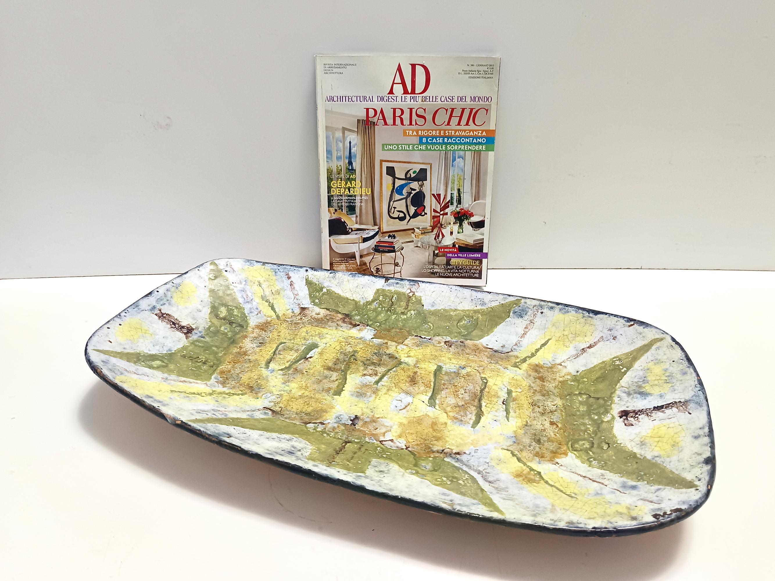 1959 in Italien von Cioffi hergestellt. Er ist auf der Unterseite gekennzeichnet. 
Dieses Tablett / Tafelaufsatz ist aus handmodelliertem und handbemaltem Steingut gefertigt.
Es handelt sich um einen Vintage-Artikel, daher kann er leichte