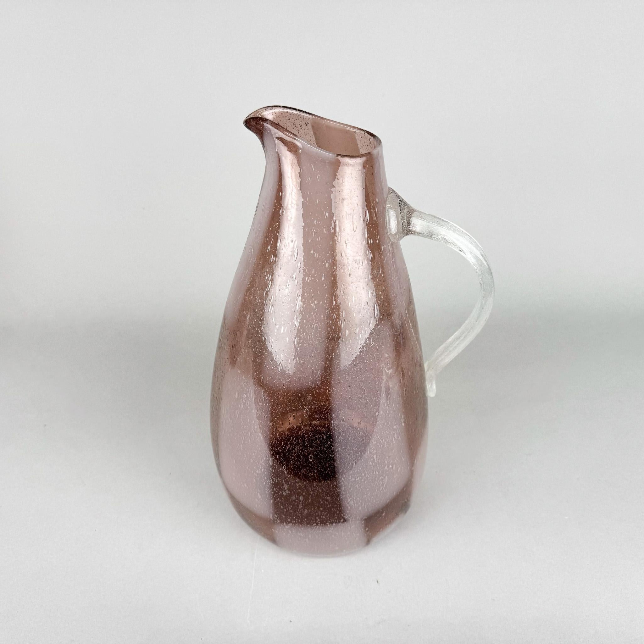 Grande vaso in vetro vintage con manico o brocca. È stato realizzato a mano in Germania negli anni Settanta. Condizioni vintage molto buone.