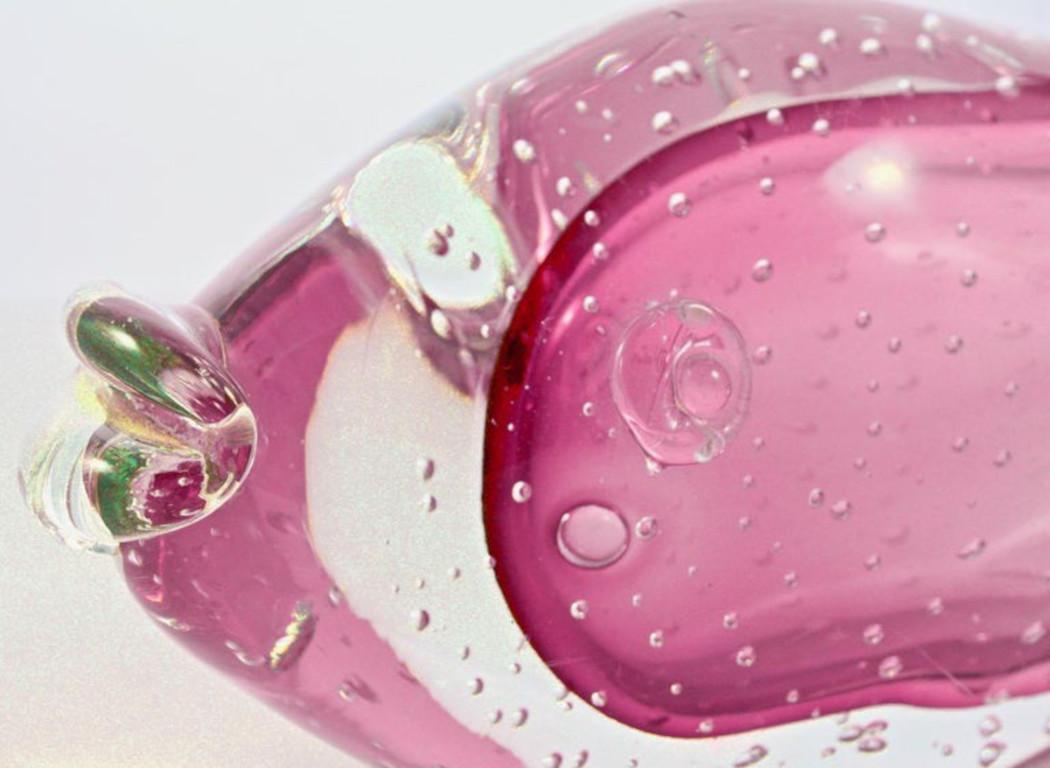 Poisson en verre d'art fait à la main, de forme organique, avec des bulles contrôlées. Le poisson est formé de verre transparent avec un centre rose magenta et rose.

Ce poisson en verre est en très bon état, avec quelques rayures et bosses