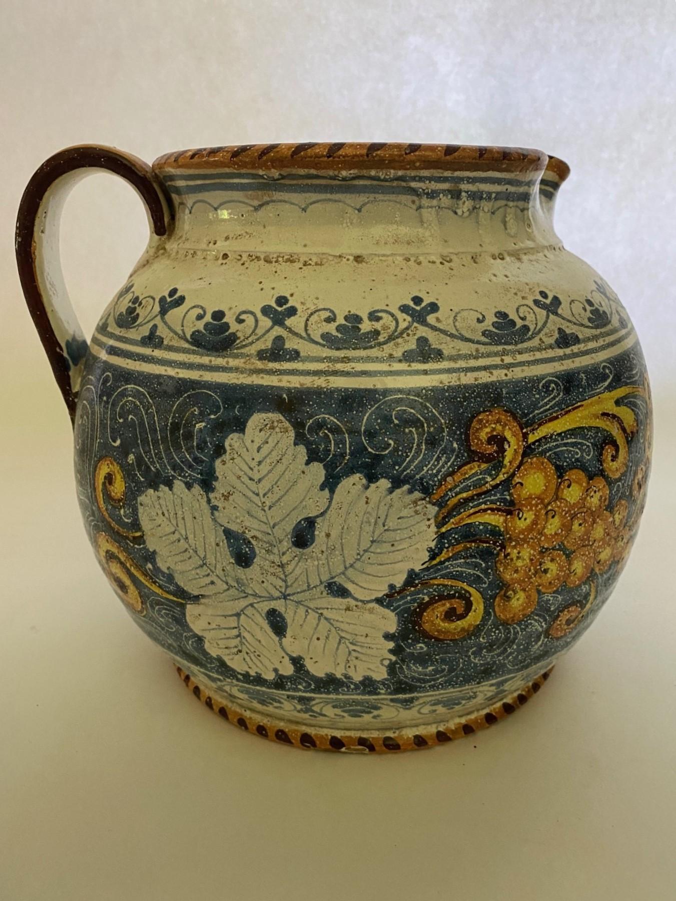 Francese Grande brocca/pentola di maiolica del XIX secolo dipinta a mano. in vendita