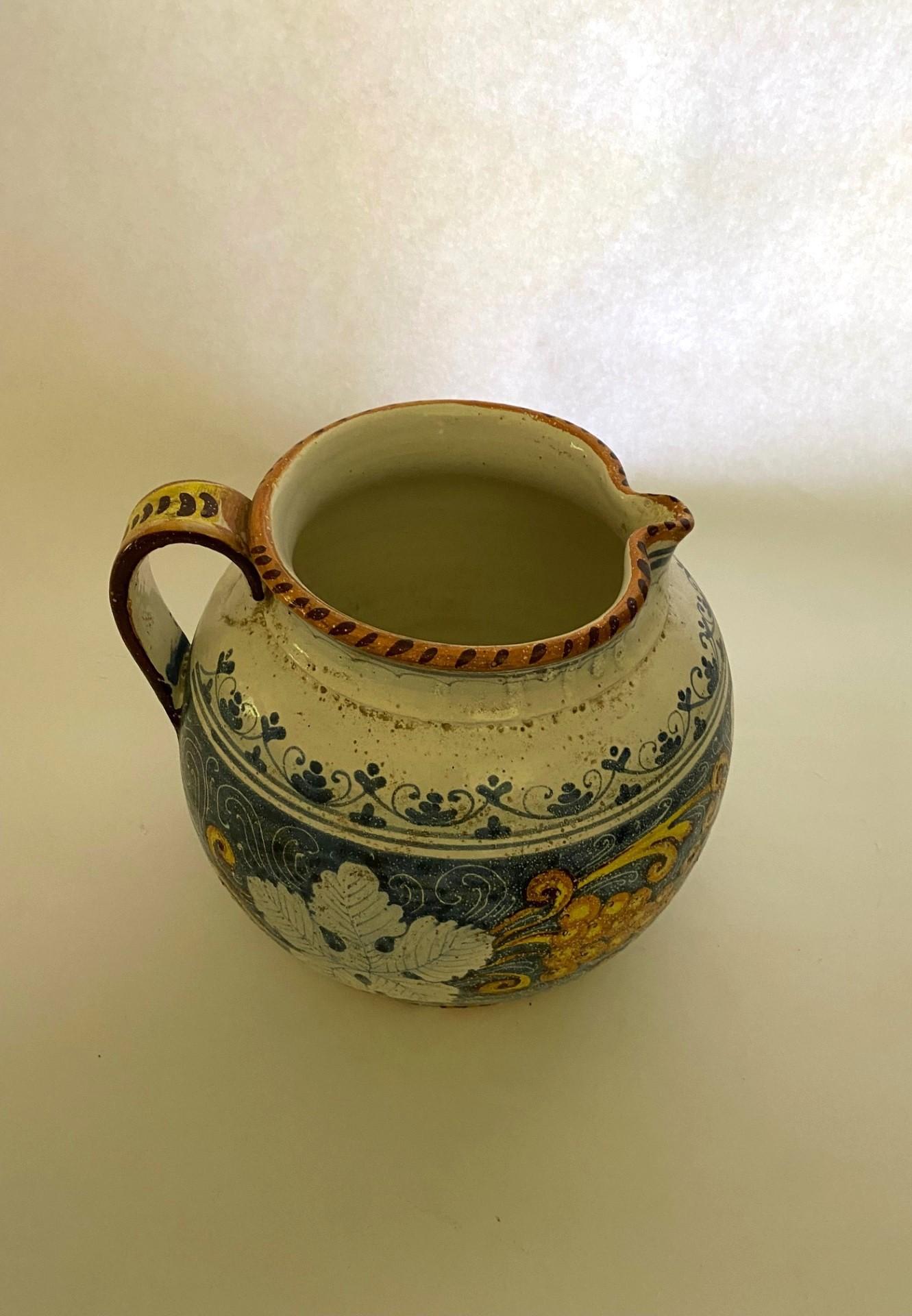 Fatto a mano Grande brocca/pentola di maiolica del XIX secolo dipinta a mano. in vendita
