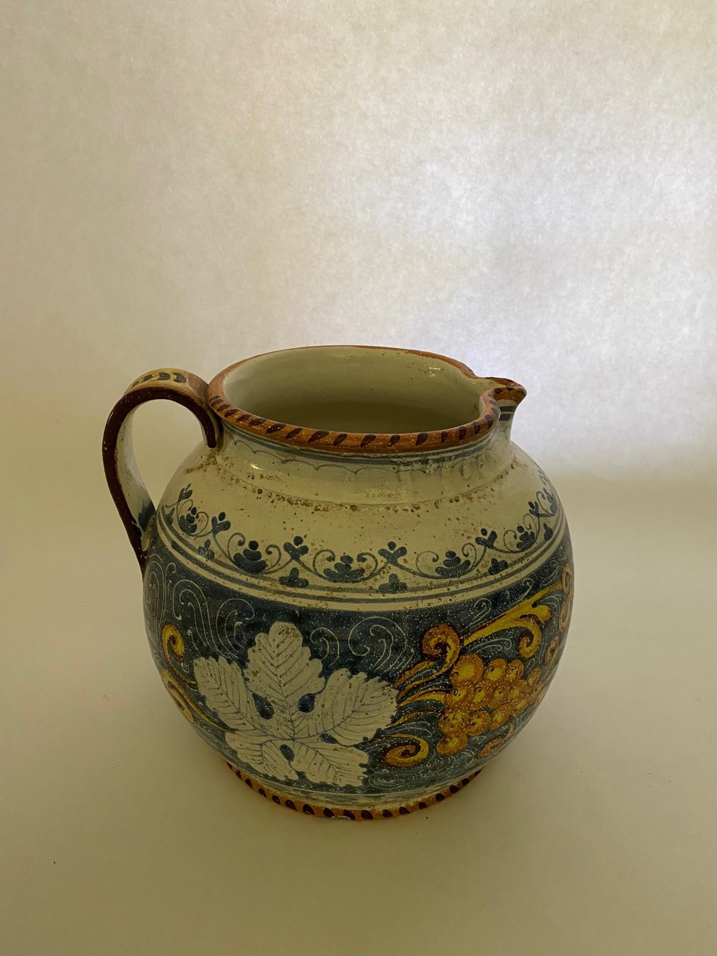 Grande brocca/pentola di maiolica del XIX secolo dipinta a mano. In condizioni buone in vendita a North Salem, NY