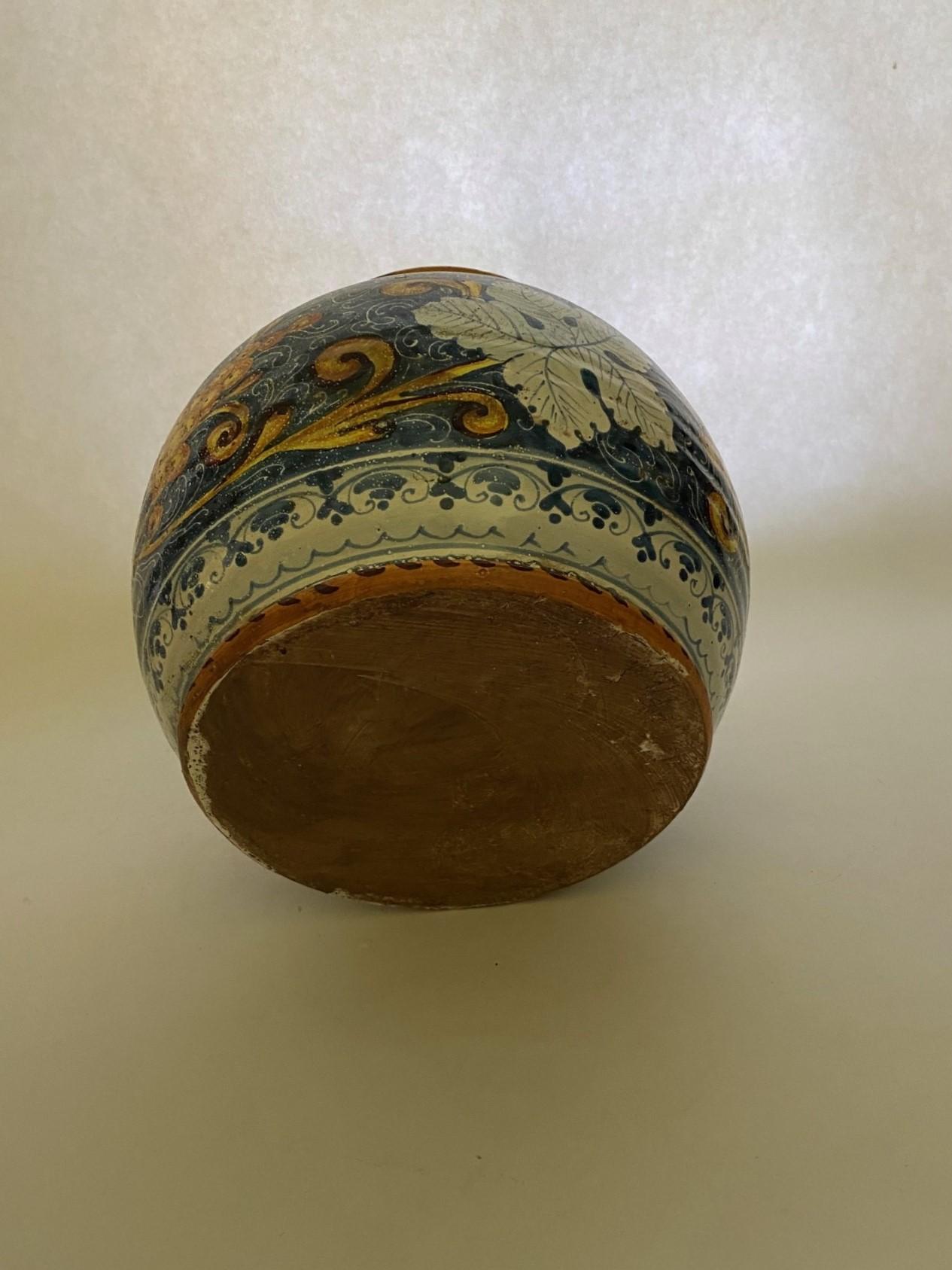 Terracotta Grande brocca/pentola di maiolica del XIX secolo dipinta a mano. in vendita