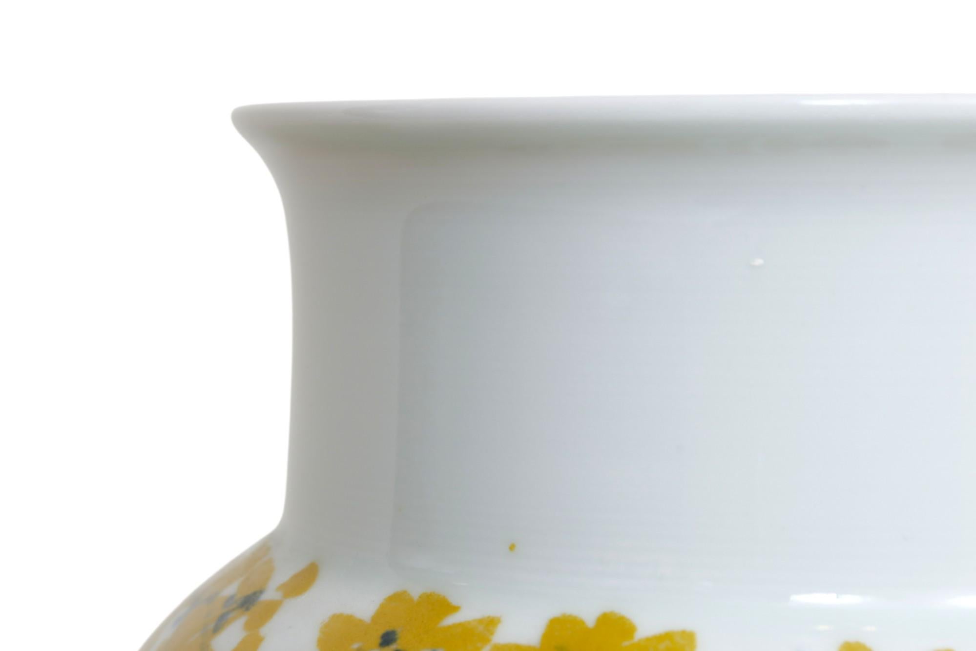 Cinese Grandi vasi cinesi in ceramica dipinti a mano, una coppia in vendita