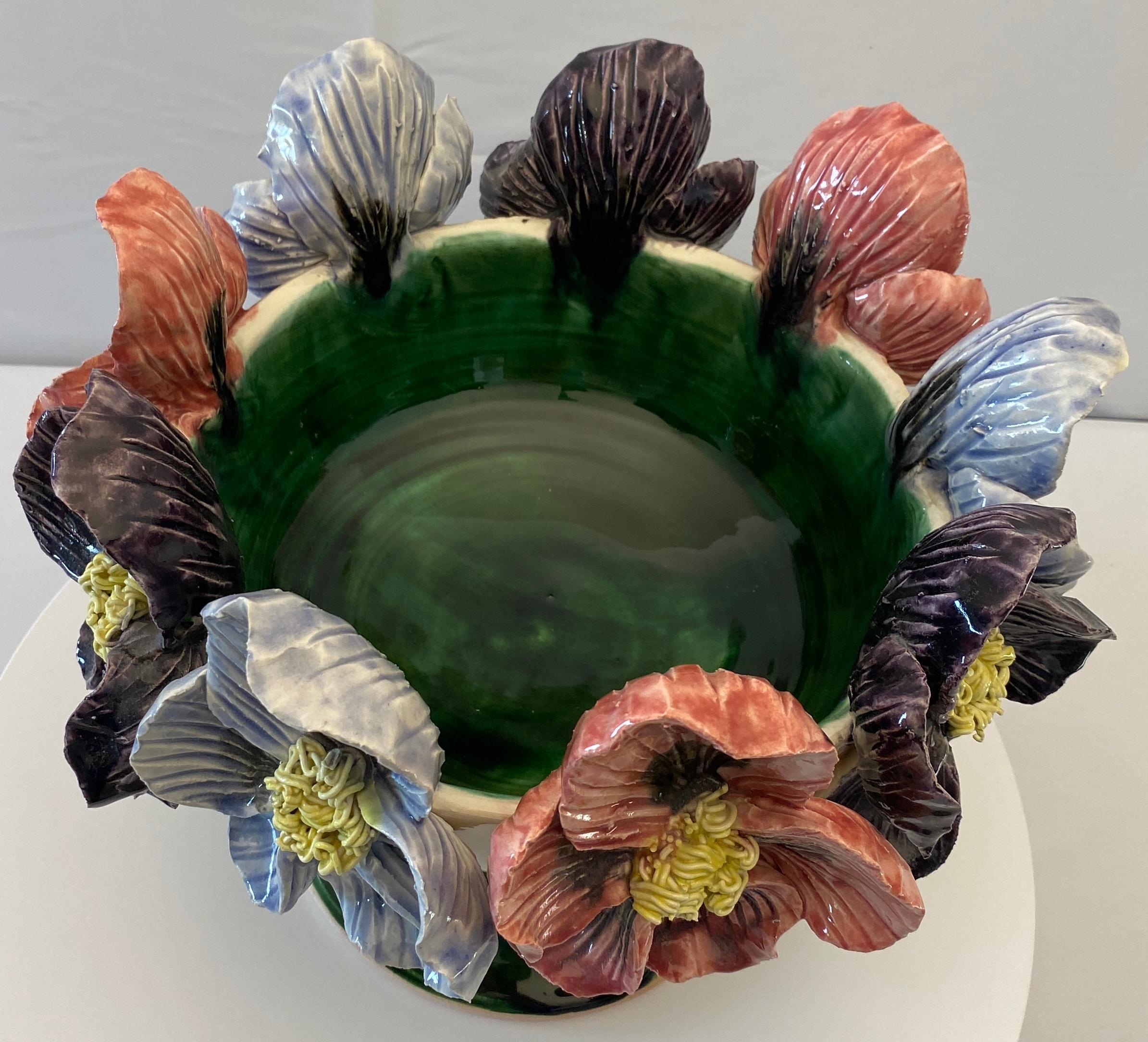 20ième siècle Grand vase à fleurs en céramique de style Barbotine signé Debra Betancourt  en vente