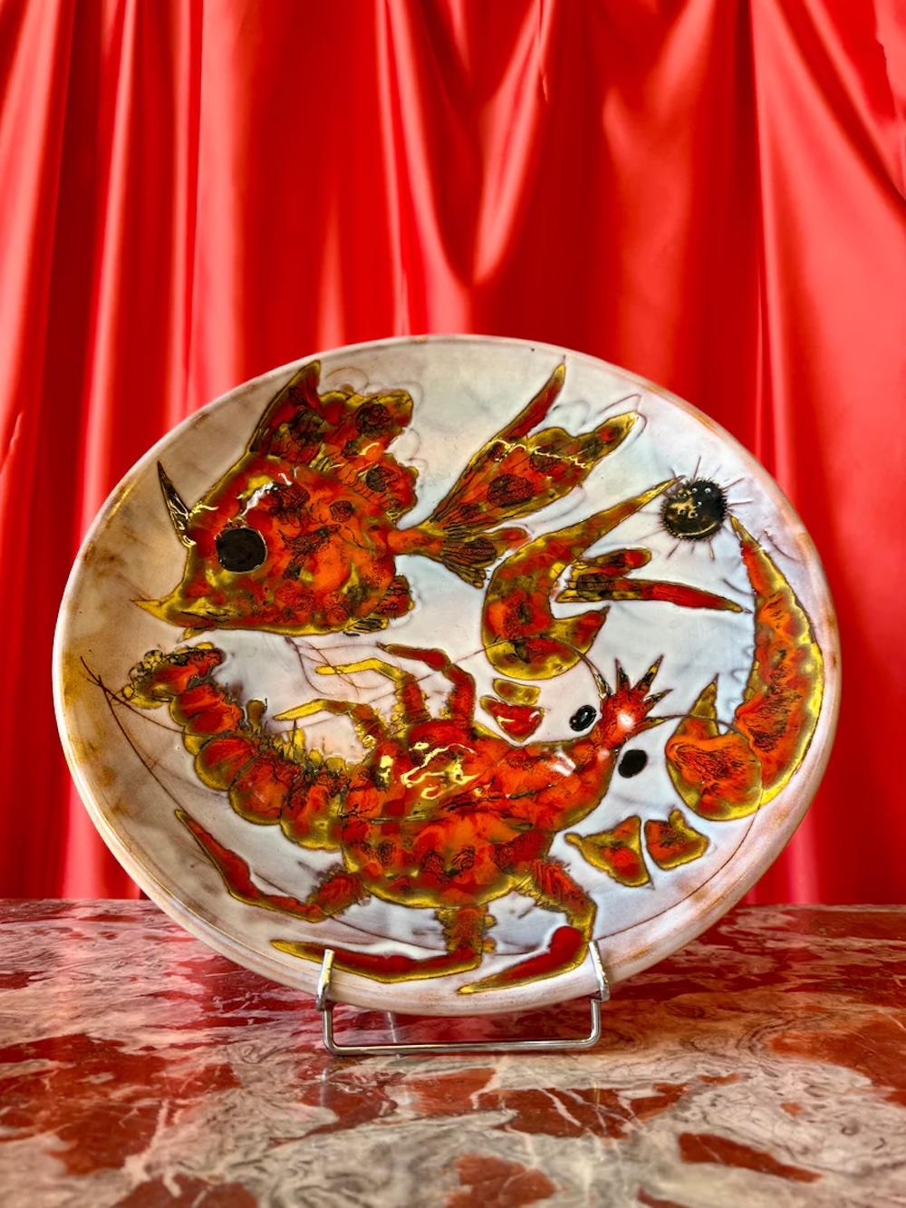 Origine
Vallauris, Francia, 1982

I materiali
Ceramica smaltata dipinta a mano

Condizione
Condizioni vintage molto buone, in linea con l'età.

Un grande piatto rotondo in ceramica di Monique Brunner, prodotto a Vallauris AM nel 1982. Interamente