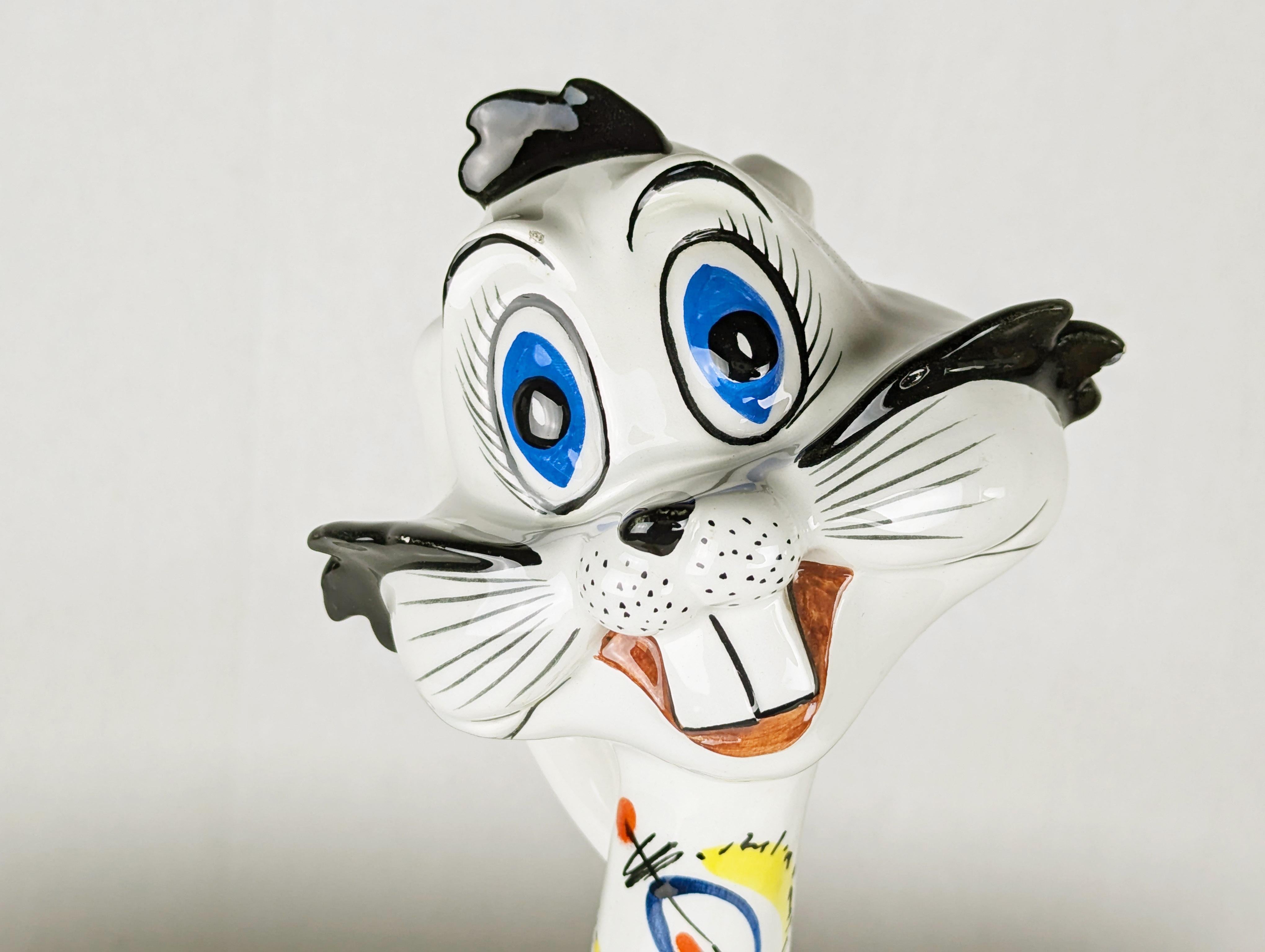 Gran conejo de cerámica pintado a mano en los años 60, personaje tomado de Walt Disney y fabricado bajo licencia en 1962, según etiqueta adhesiva y firma bajo la base. 
Algunos pequeños desconchones y defectos de la cerámica según las fotos.