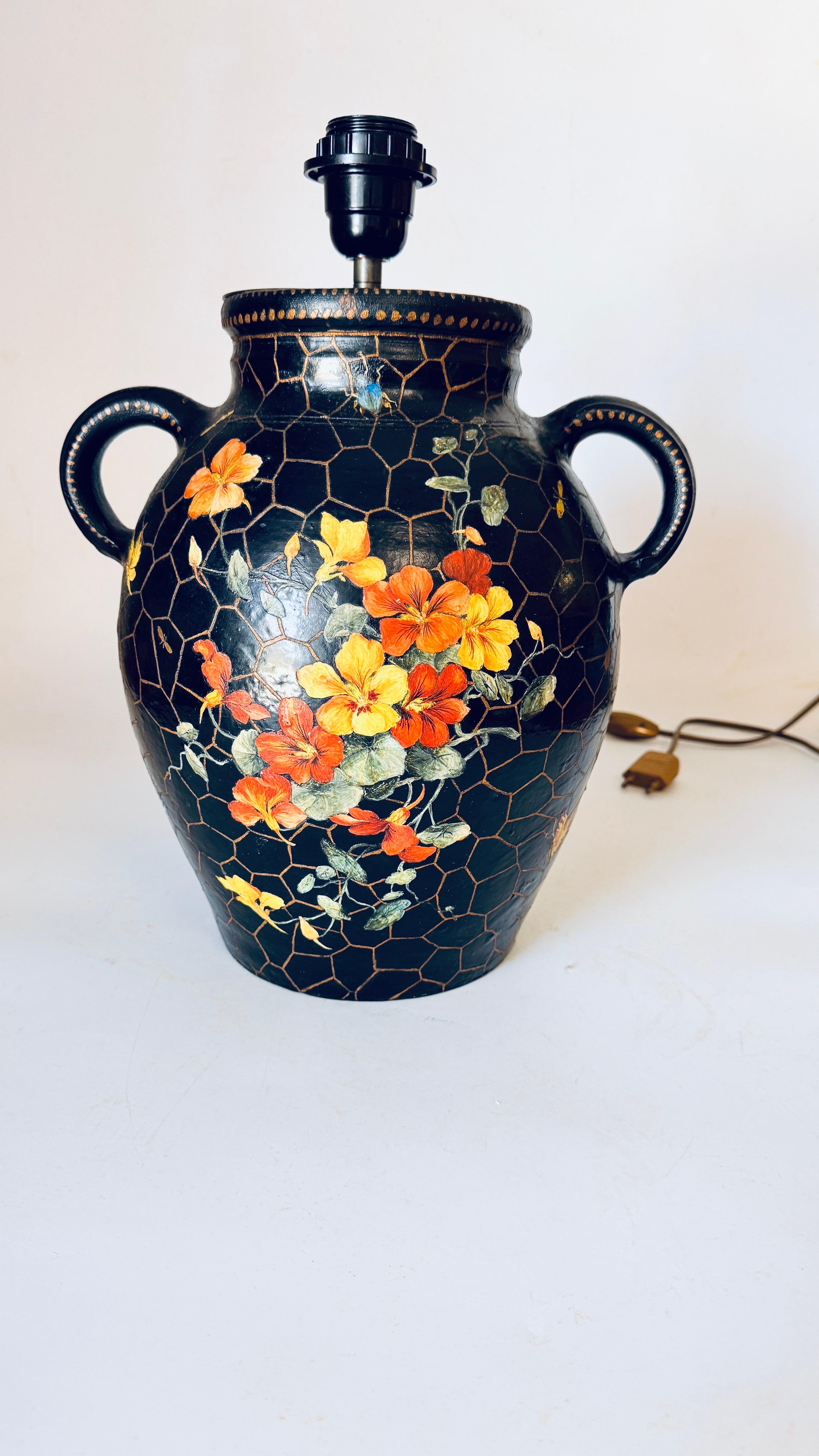 Grande lampada da tavolo in ceramica dipinta a mano, motivi floreali e insetti, anni '60 in vendita 3