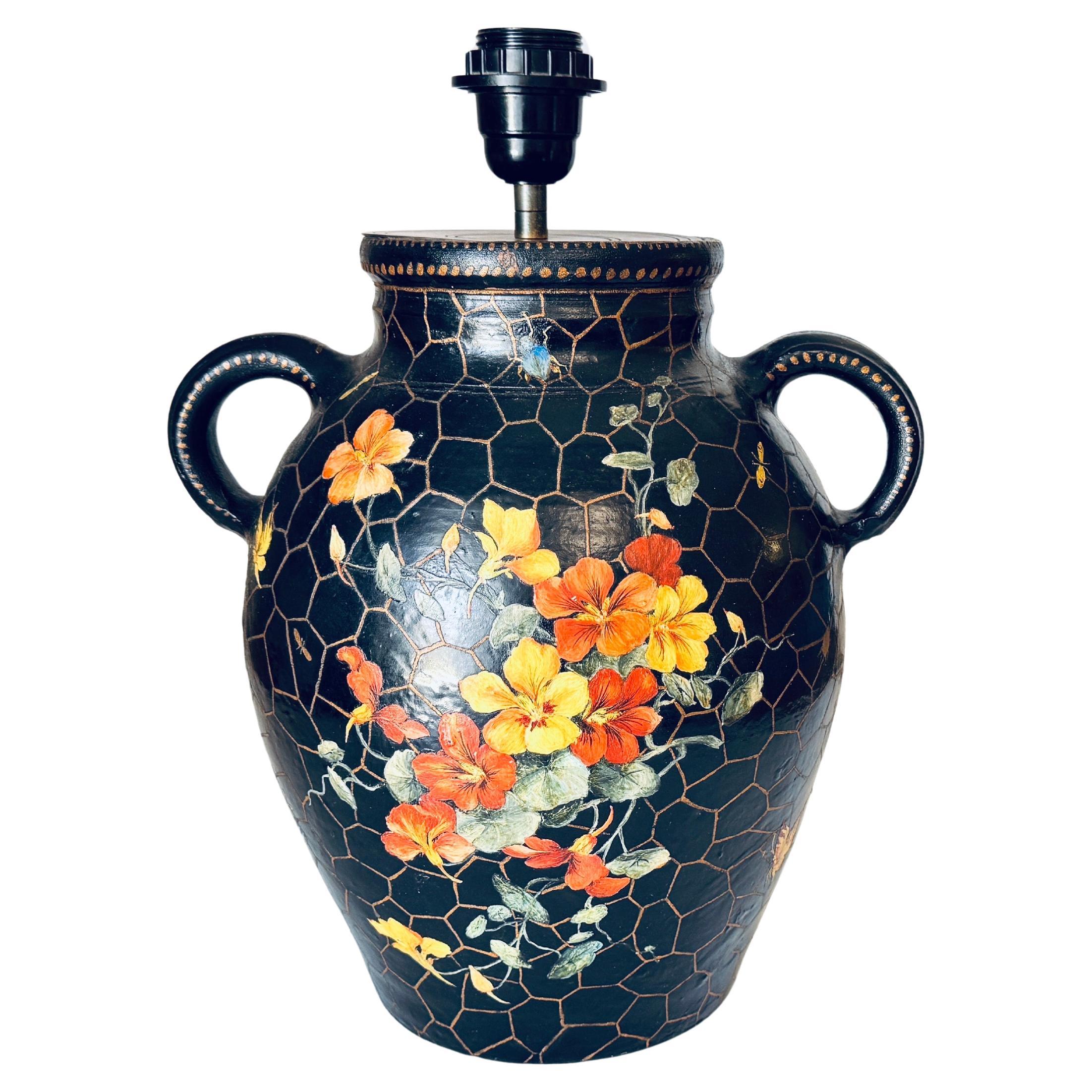 Questa squisita lampada da tavolo in ceramica degli anni '60 è uno splendido esempio di artigianato ed eleganza artistica di metà secolo. Caratterizzata da due manici dipinti di nero con delicati accenti mordoré, questa lampada pesante e di