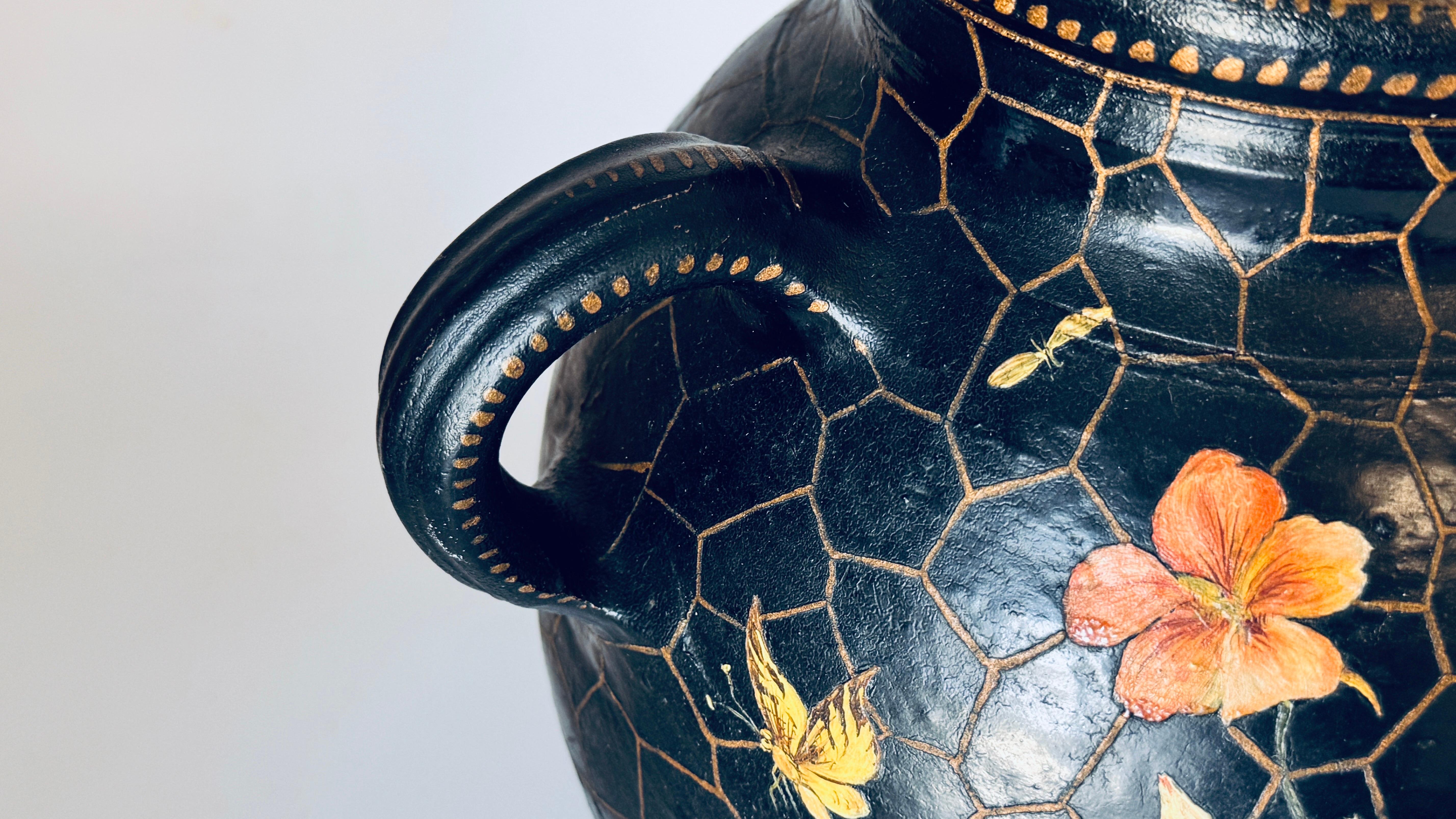 Francese Grande lampada da tavolo in ceramica dipinta a mano, motivi floreali e insetti, anni '60 in vendita