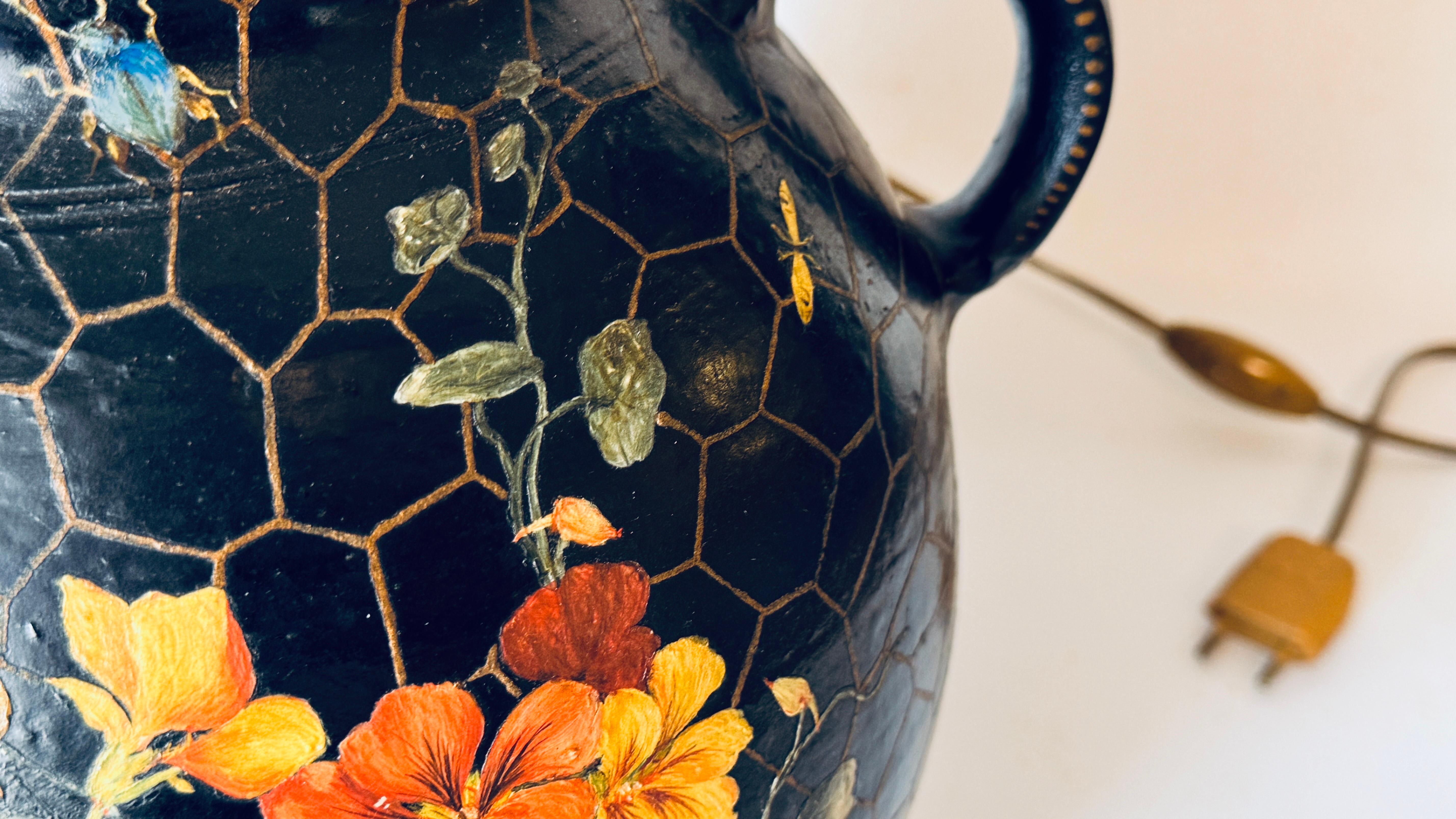 Patinato Grande lampada da tavolo in ceramica dipinta a mano, motivi floreali e insetti, anni '60 in vendita