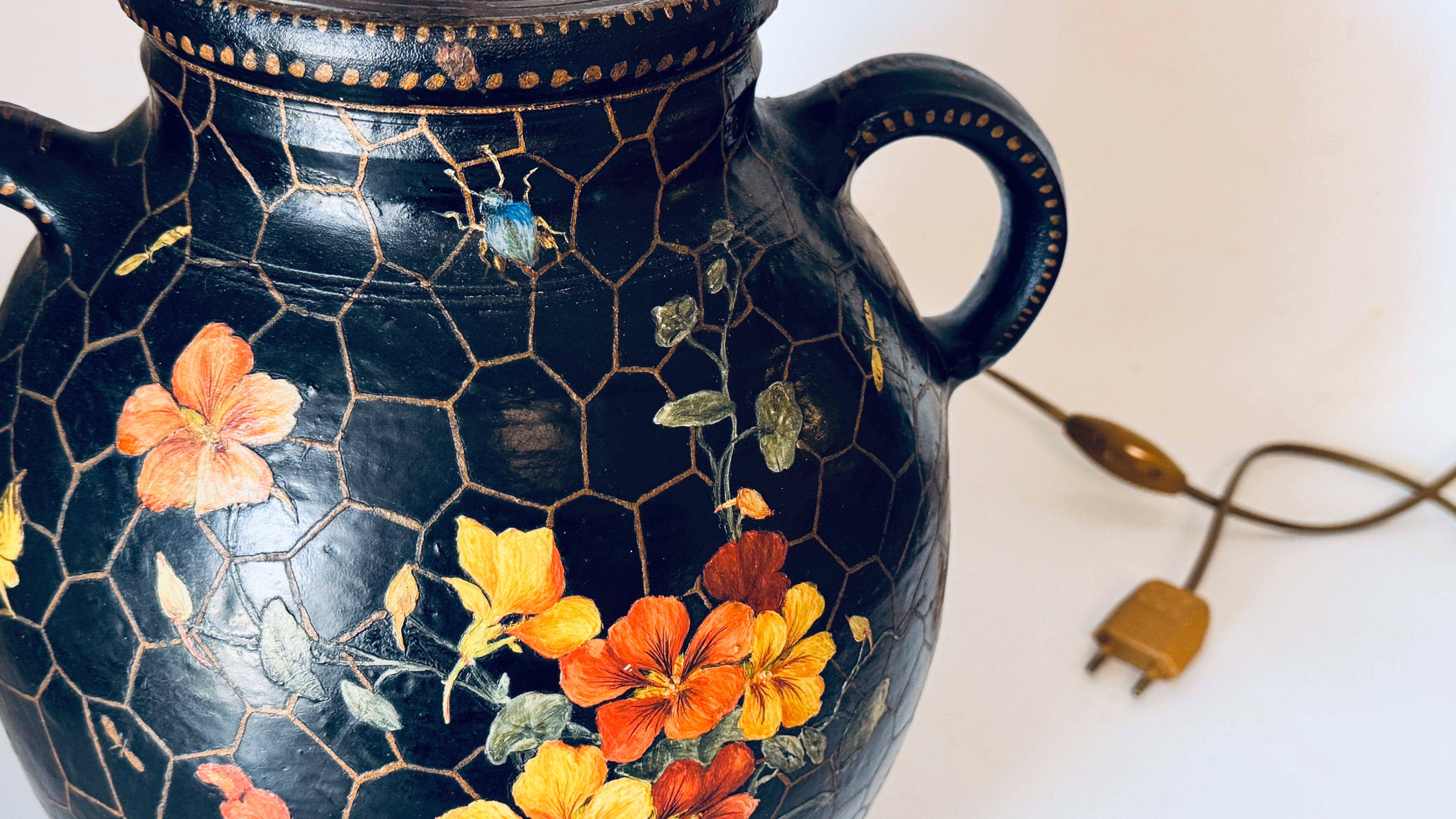 Grande lampada da tavolo in ceramica dipinta a mano, motivi floreali e insetti, anni '60 In condizioni buone in vendita a Auribeau sur Siagne, FR
