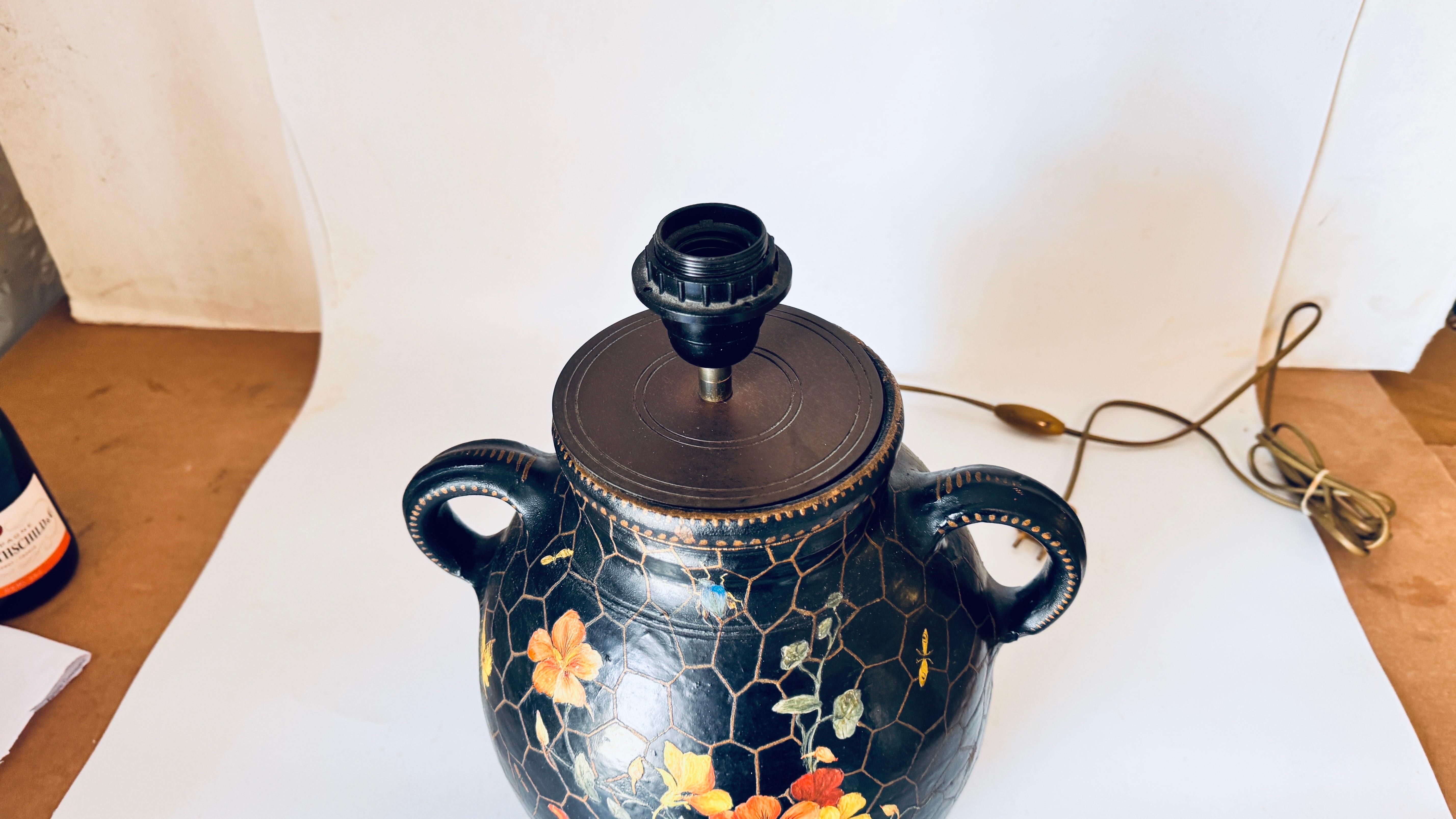 Metà XX secolo Grande lampada da tavolo in ceramica dipinta a mano, motivi floreali e insetti, anni '60 in vendita