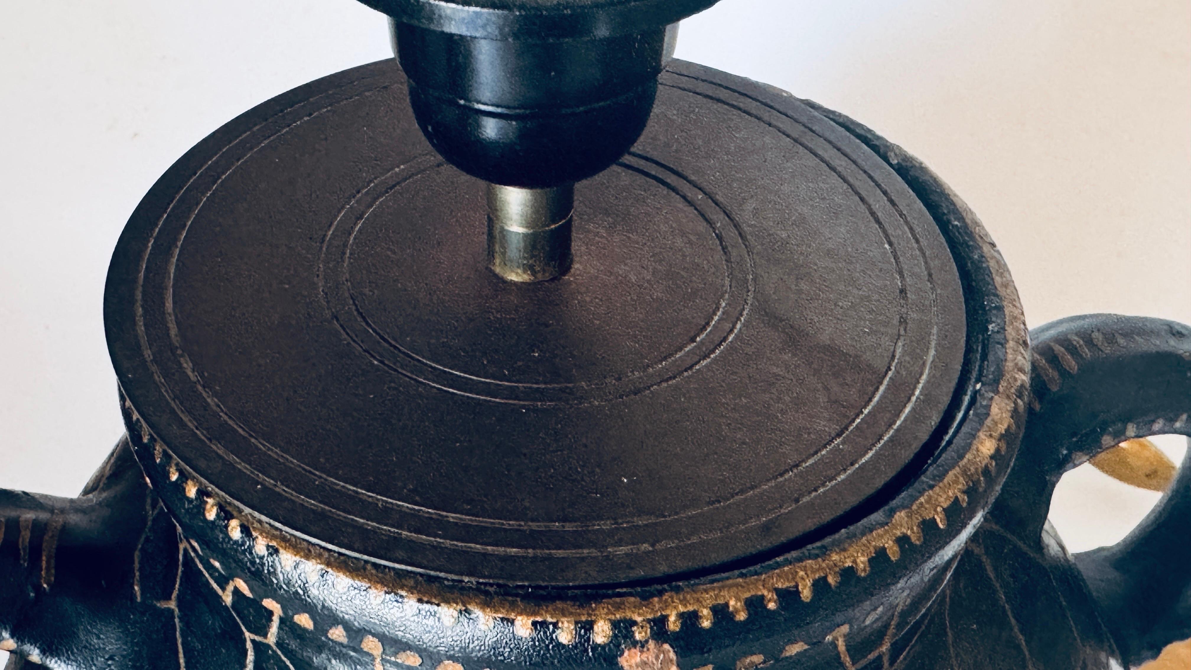 Grande lampada da tavolo in ceramica dipinta a mano, motivi floreali e insetti, anni '60 in vendita 1