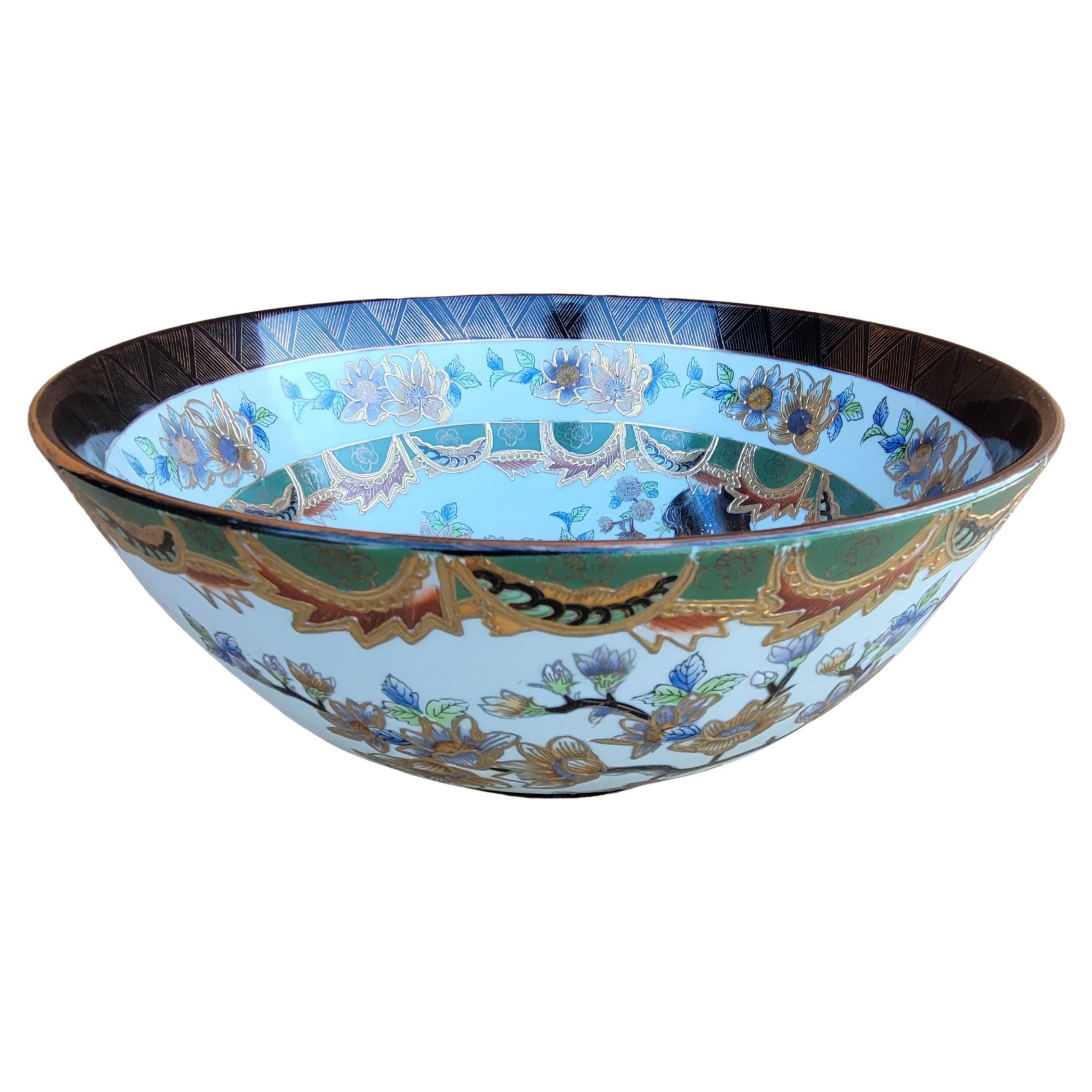 Large Hand-Painted Chinese Enamel And Gilt Decorated Porcelain Bowl For Sale 1
