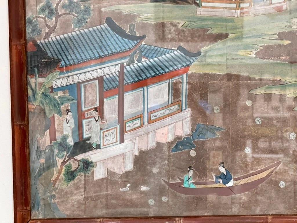 Grande peinture murale chinoise peinte à la main, China Trade, 18e - début 19e siècle.  Un beau mélange de bleus et de feuilles d'or. Vaste paysage de village imaginaire, comprenant des personnages féminins chinois prenant le thé sur une véranda,