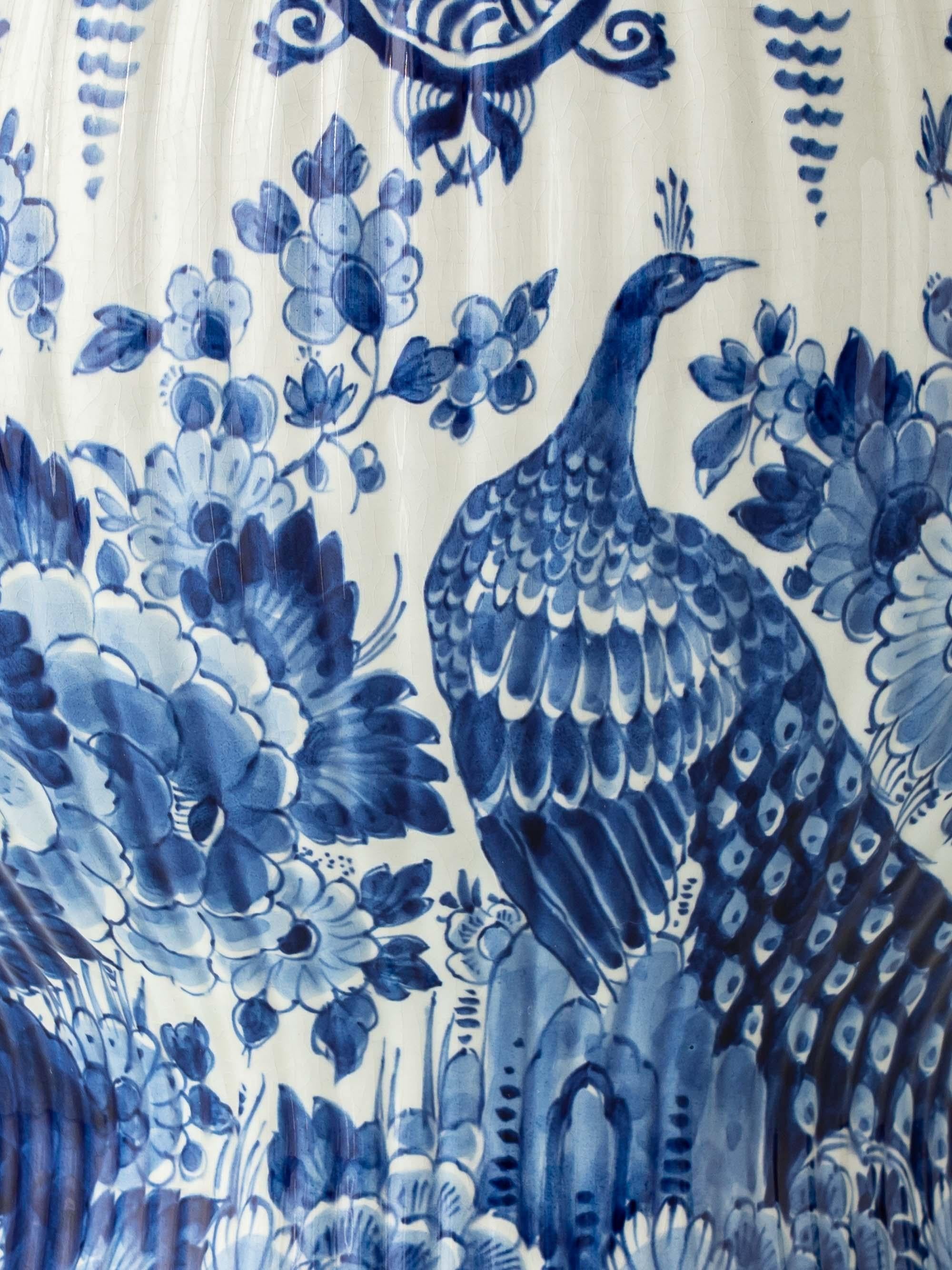 Large Hand-Painted Dutch Delft Blue and White Ceramic Peacock Table Lamp, 1961 In Good Condition For Sale In AMSTERDAM, NL