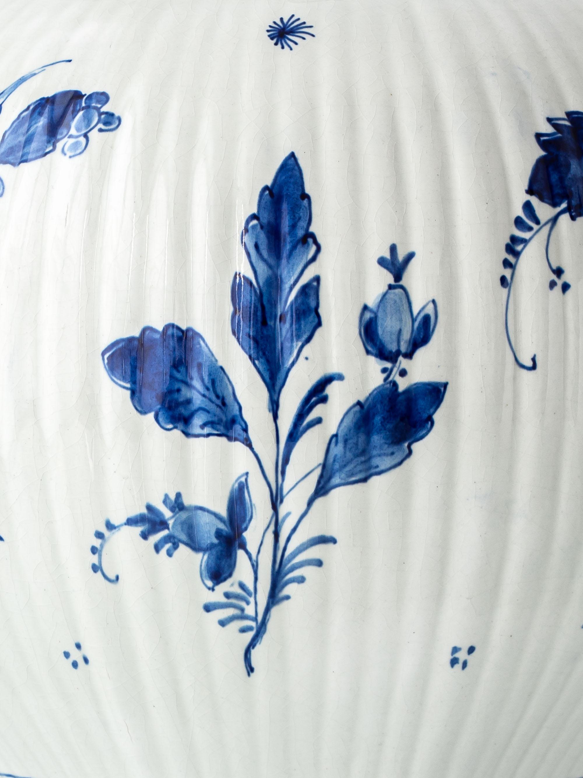 Grande lampe de table en céramique hollandaise Delft bleue et blanche peinte à la main, 1961 en vente 3