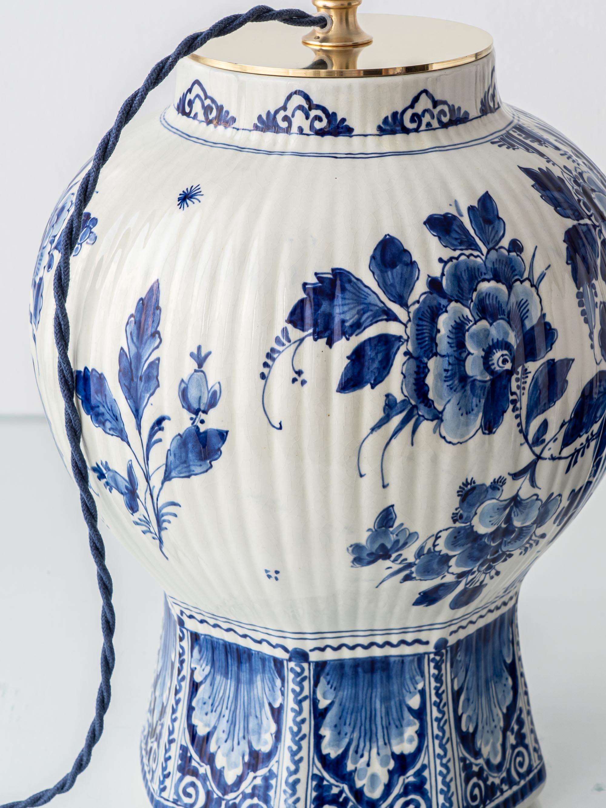 Laiton Grande lampe de table en céramique hollandaise Delft bleue et blanche peinte à la main, 1961 en vente