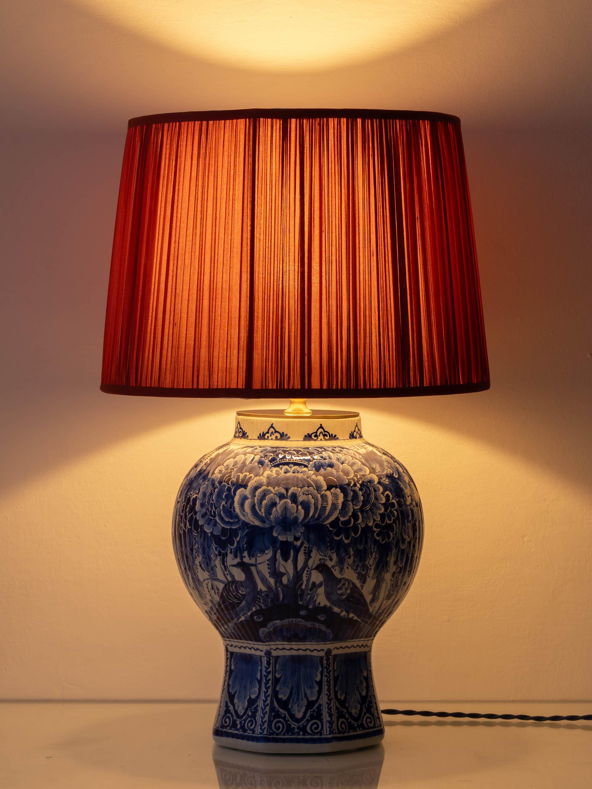 Grande lampe de table en céramique hollandaise Delft bleue et blanche peinte à la main, 1961 en vente 5