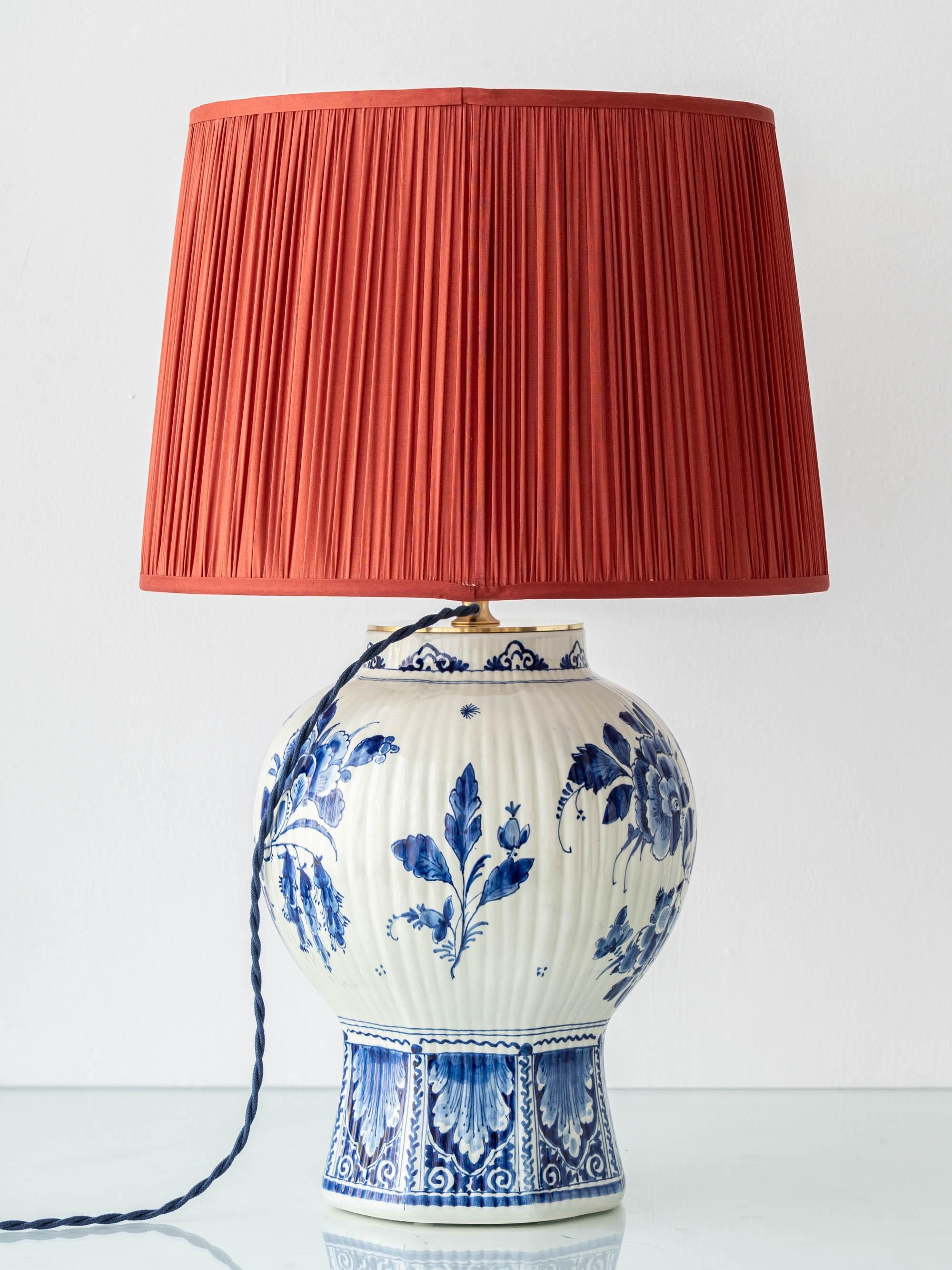 Fait main Grande lampe de table en céramique hollandaise Delft bleue et blanche peinte à la main, 1961 en vente