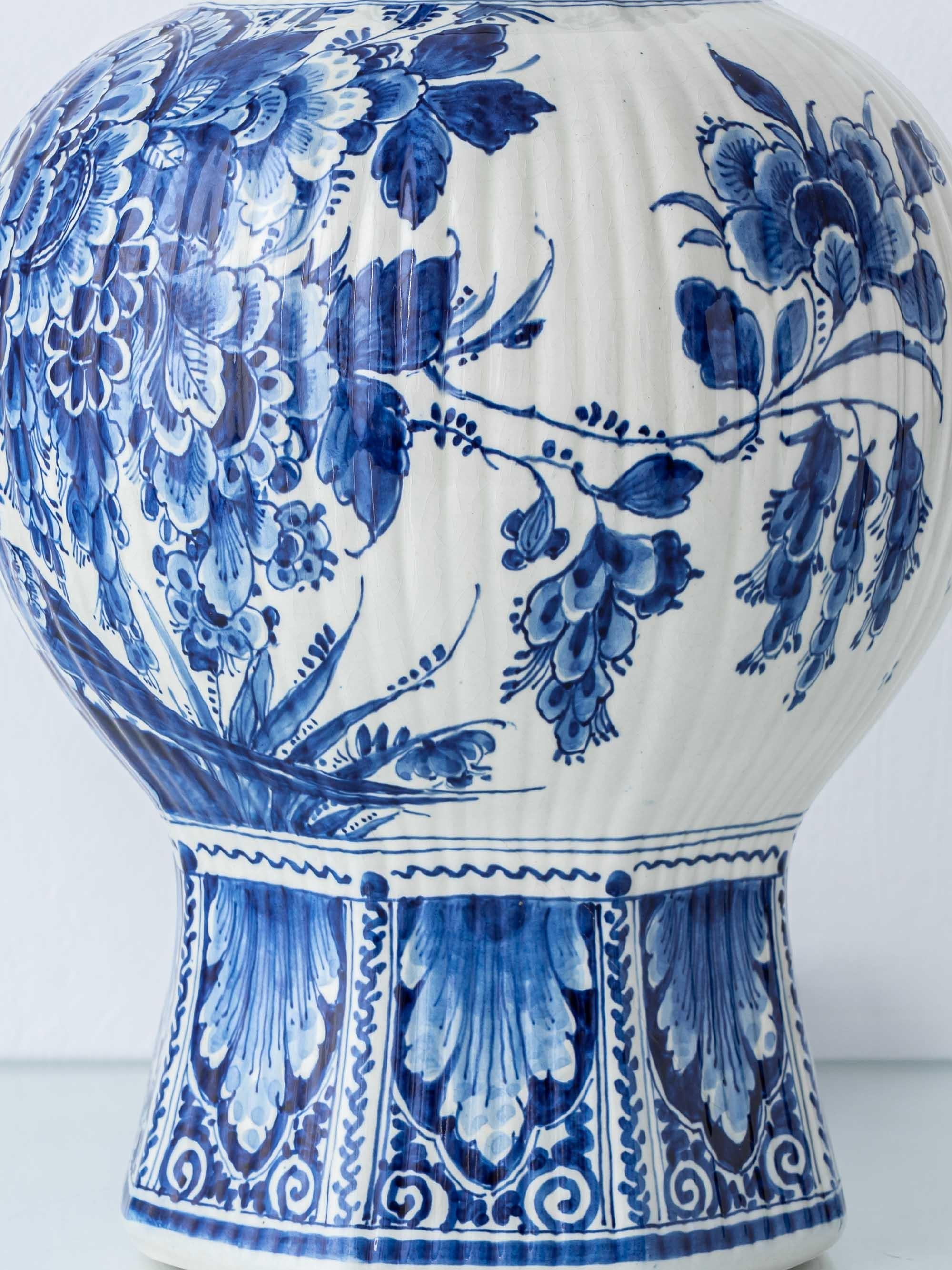 Grande lampe de table en céramique hollandaise Delft bleue et blanche peinte à la main, 1961 Bon état - En vente à AMSTERDAM, NL