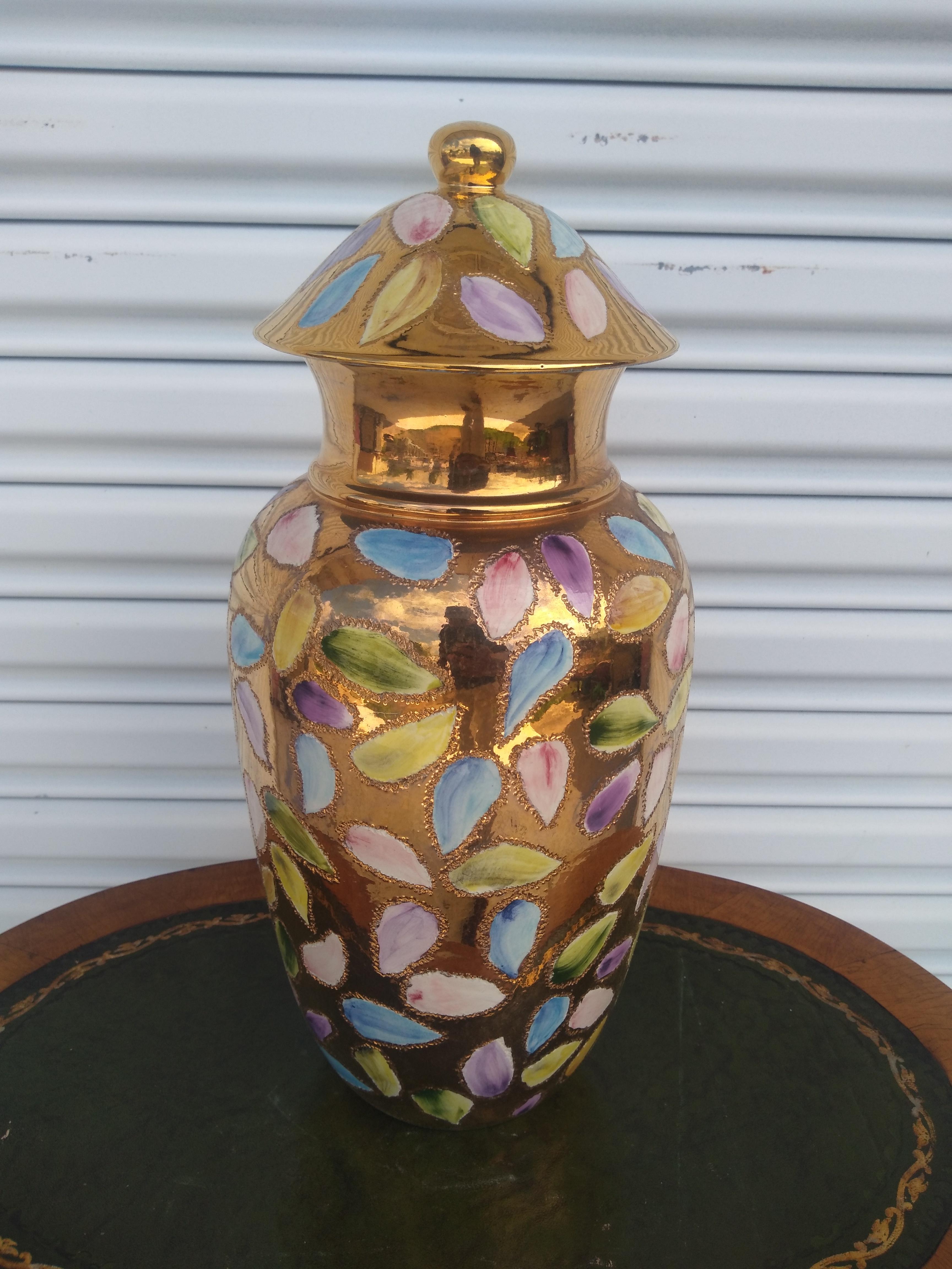 Großes handbemaltes Ingwerglas aus Gold, signiert E.S. (Moderne) im Angebot