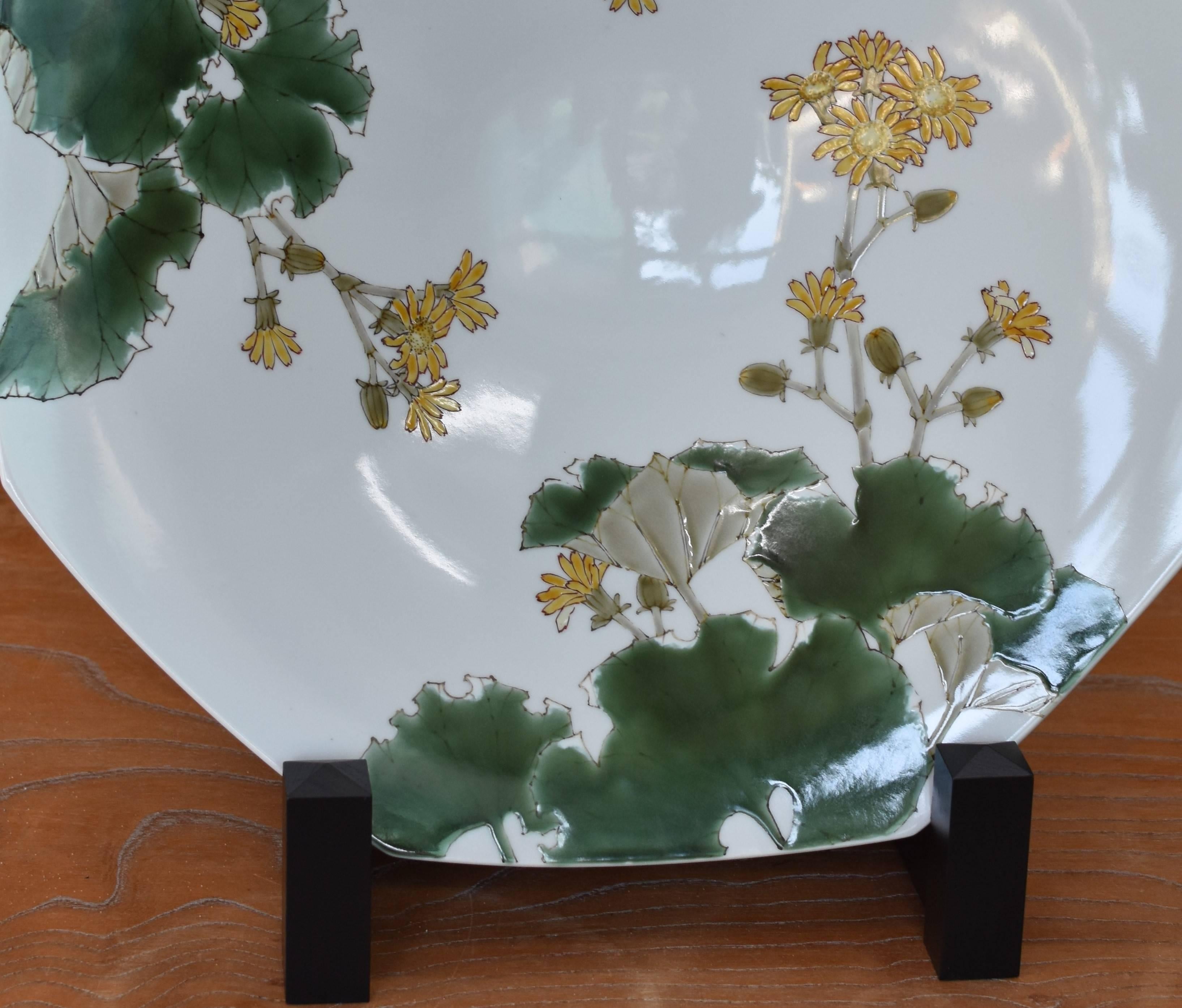 Exquisite large Japanese contemporary hand-painted signed deep porcelain decorative charger in a stunning octagonal shape, a signed masterpiece by a highly acclaimed award-winning master porcelain artist of the Kutani region of Japan. This artist’s