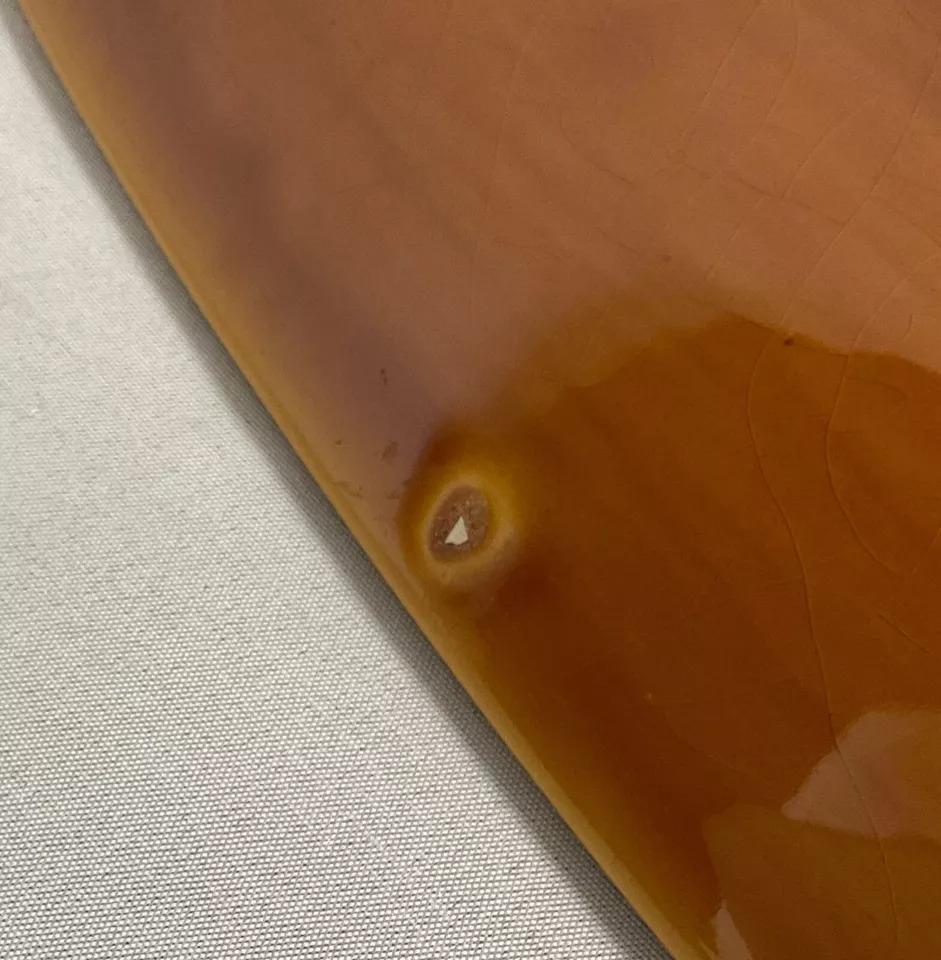 Ce grand plat à poisson peint à la main par Longchamp, avec une finition exquise d'émail et de glaçure craquelée, est un bel ajout à toute collection de salle à manger. Mesurant 22,2 pouces (56,5 cm) de longueur, 10,6 pouces (27 cm) de largeur et
