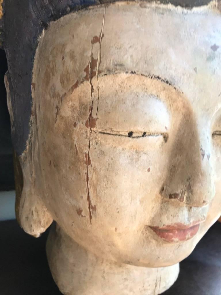 Große handbemalte polychrome asiatische Buddha Kopf Büste auf Stand (Asiatisch) im Angebot
