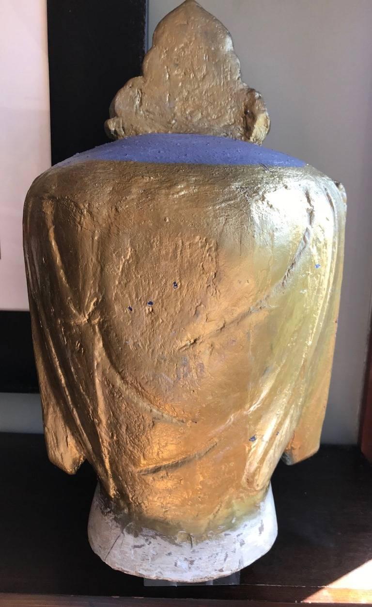 Große handbemalte polychrome asiatische Buddha Kopf Büste auf Stand im Zustand „Gut“ im Angebot in Studio City, CA