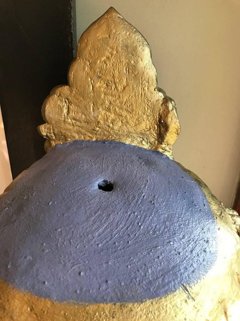 Große handbemalte polychrome asiatische Buddha Kopf Büste auf Stand (20. Jahrhundert) im Angebot