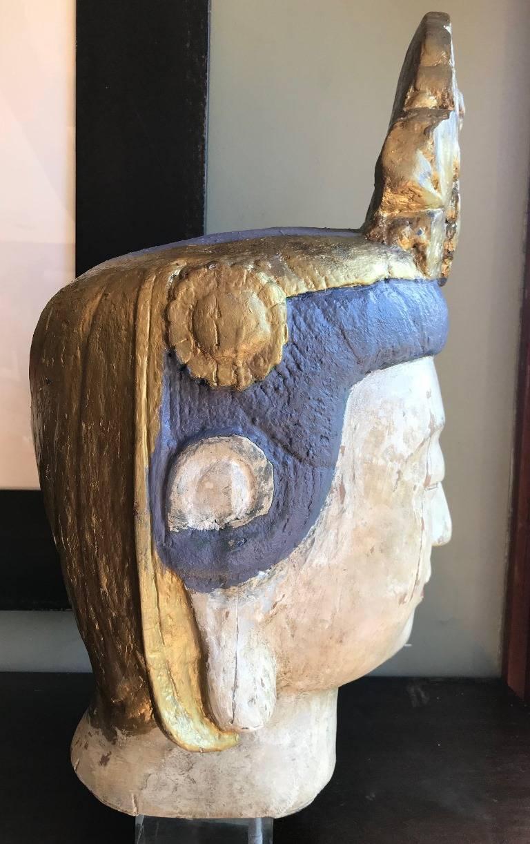 Große handbemalte polychrome asiatische Buddha Kopf Büste auf Stand (Holz) im Angebot