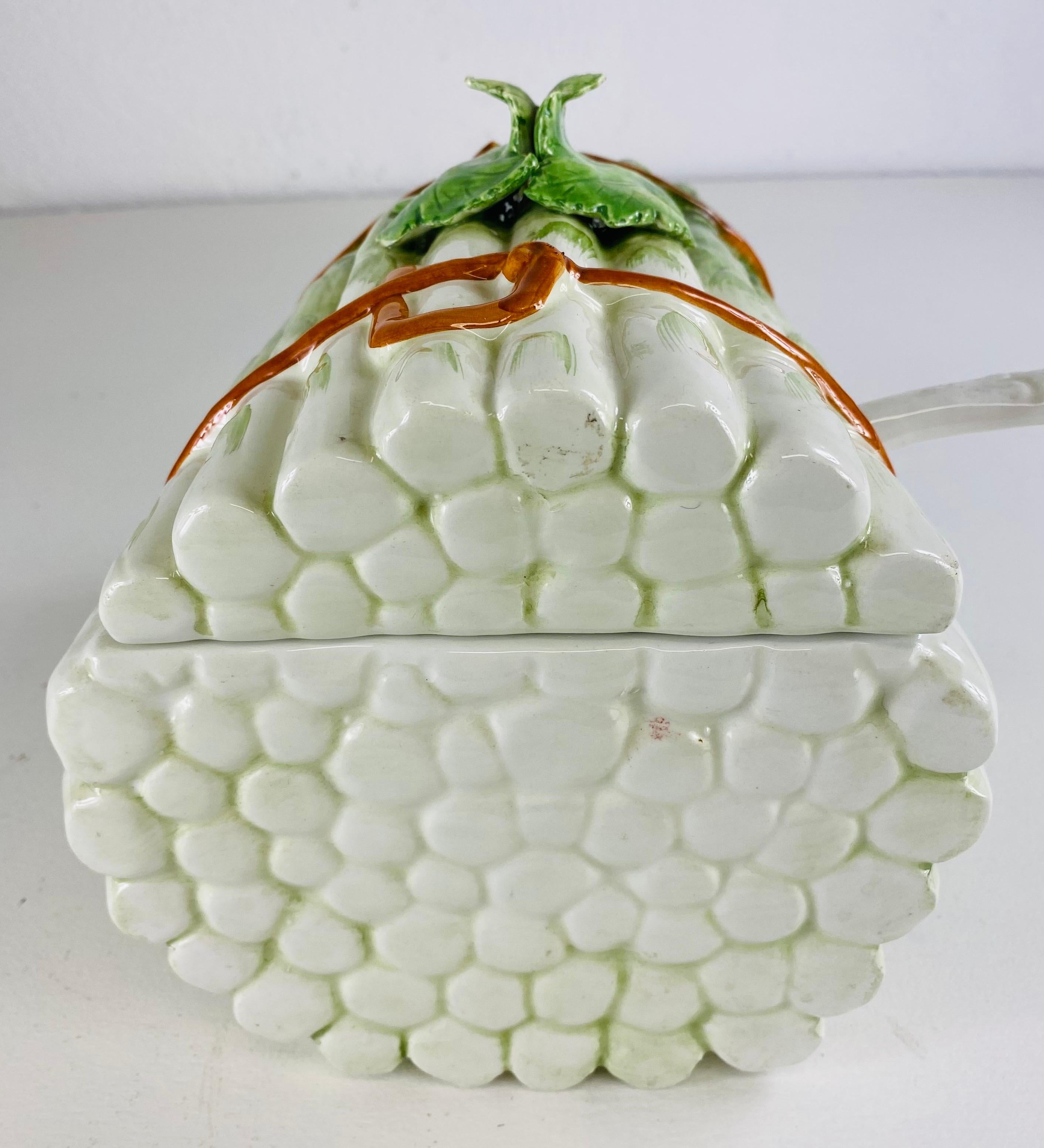 Große handbemalte Spargel terrene aus Porzellan im Angebot 2