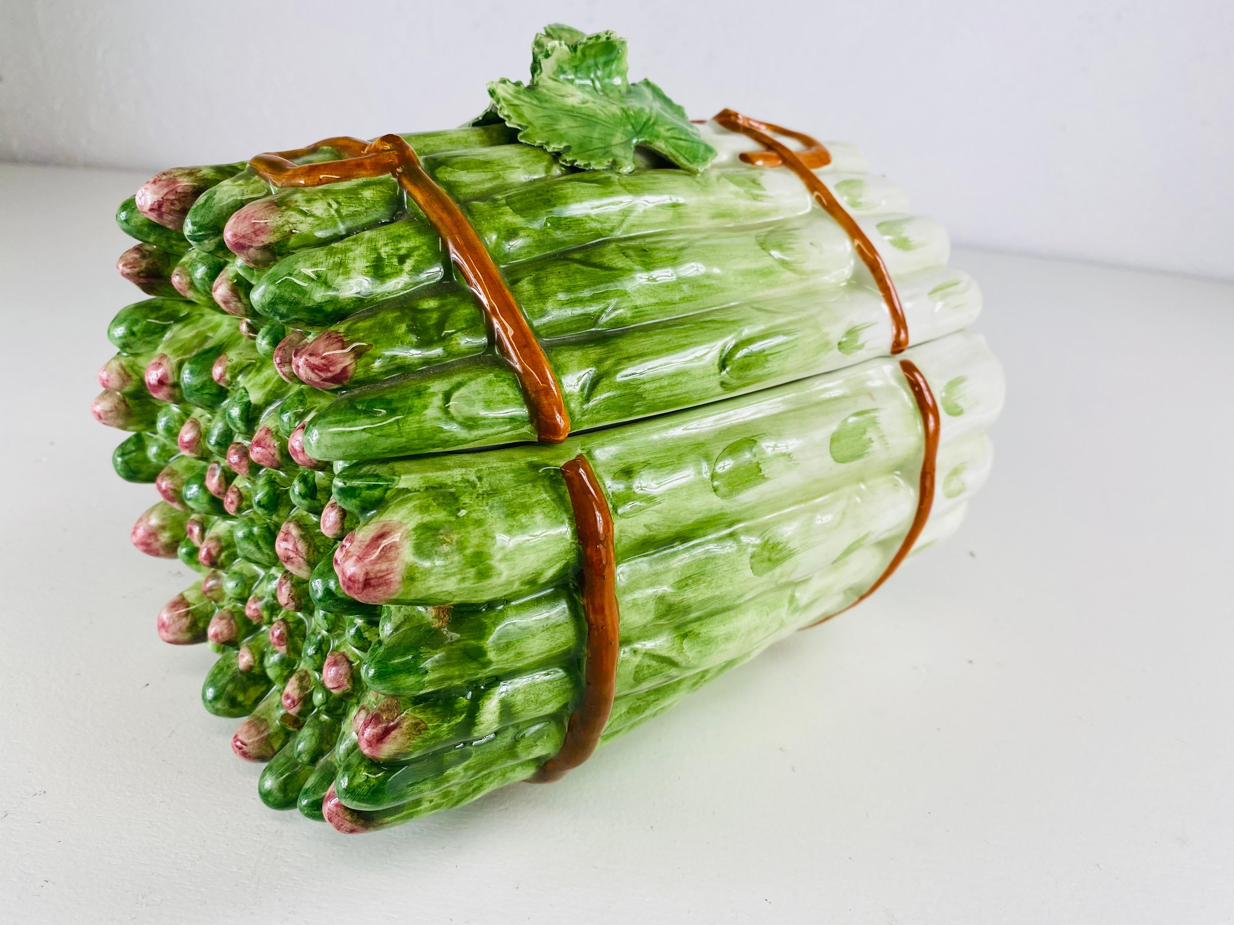 Große handbemalte Spargel terrene aus Porzellan im Angebot 3