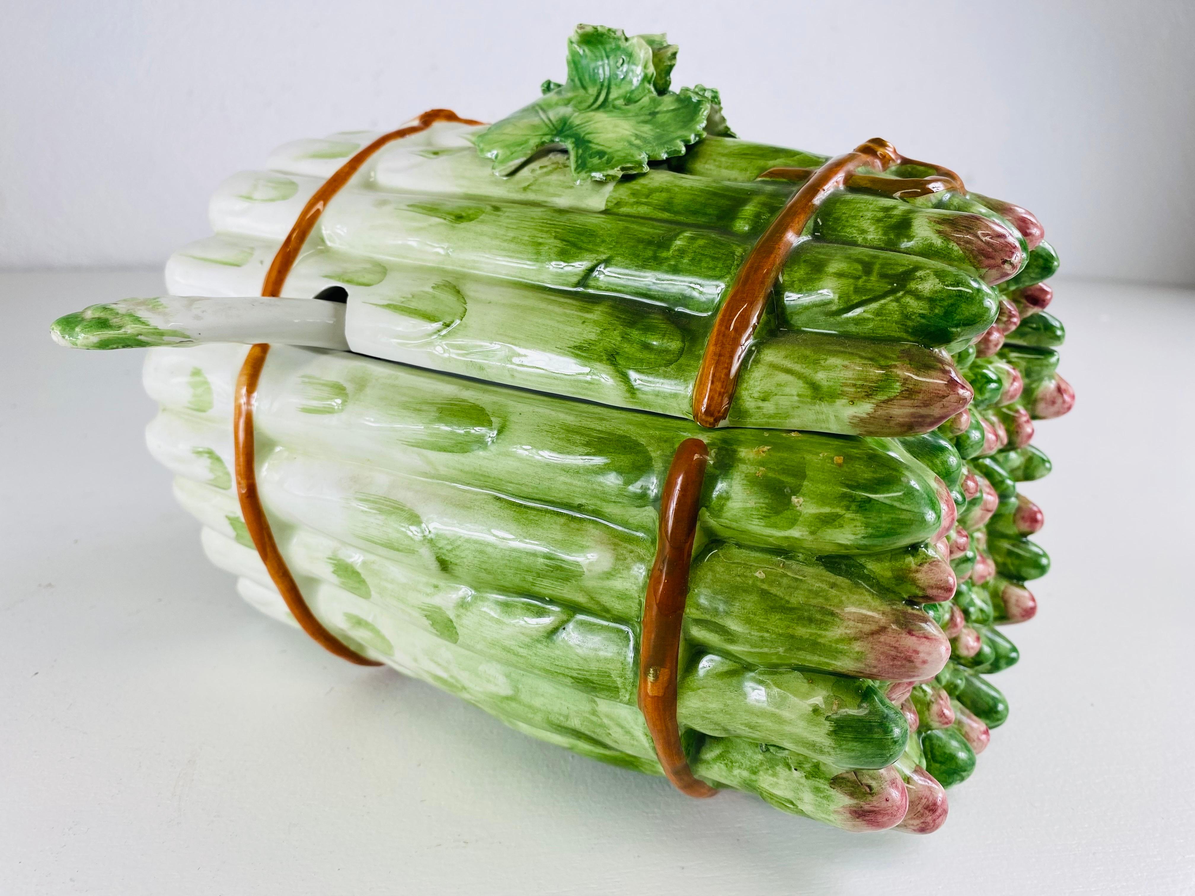 Große handbemalte Spargel terrene aus Porzellan im Angebot 4